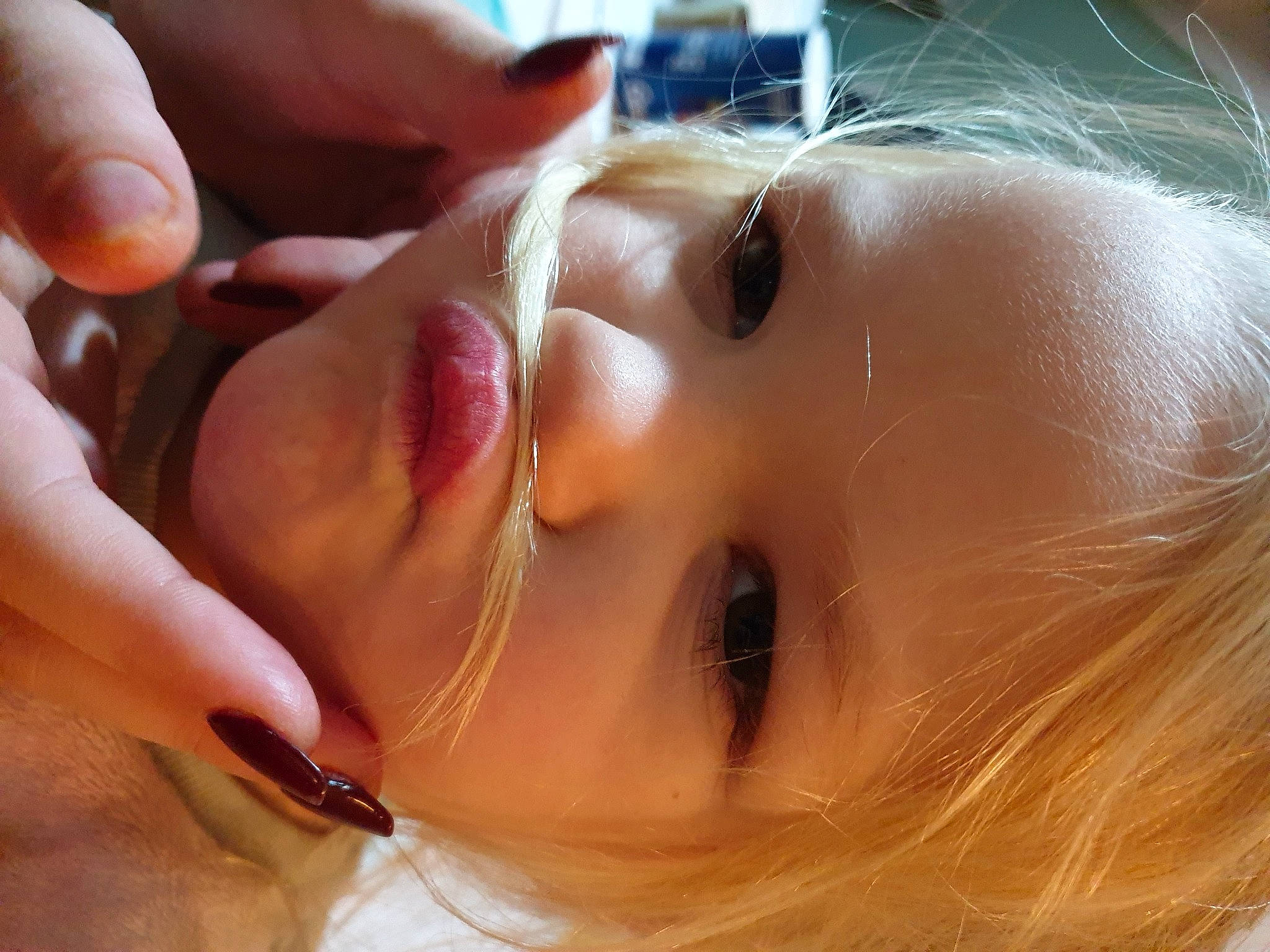 Lola participe au concours pour gagner de l'argent avec cette photo : cheek, dress, ear, eyebrow, eyelash, eyewear, fawn, finger, gesture, glasses, hand, headgear, lip, mouth, nail, neck, nose, person, skin, sunglasses