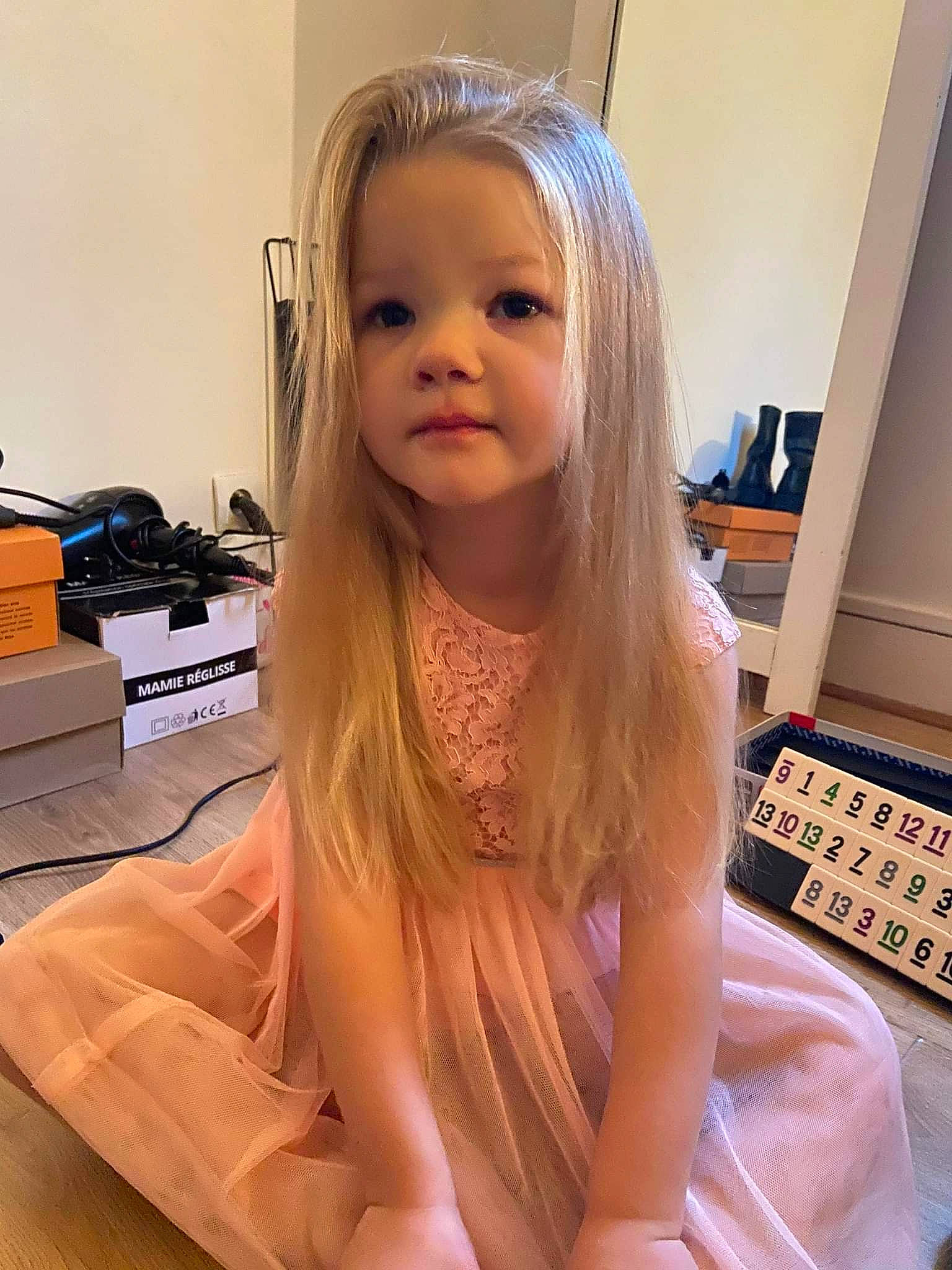 Lola a rejoint le concours — aidez-le/la à gagner de superbes lots ! chest, computer_keyboard, elbow, eyelash, floor, flooring, happy, human_leg, iris, jaw, knee, layered_hair, lip, long_hair, mouth, person, shoulder, thigh, thumb, toddler