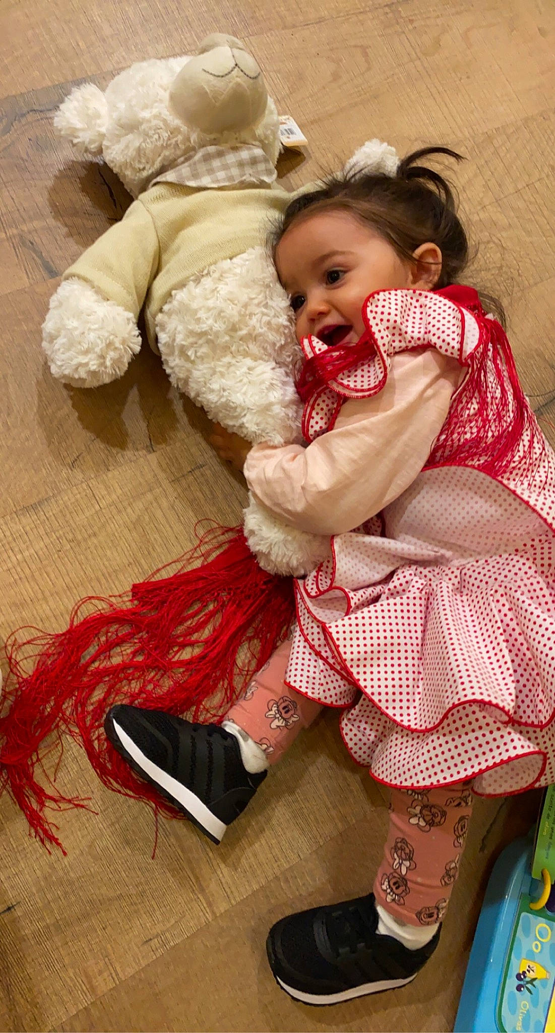 Giulia a rejoint le concours — aidez-le/la à gagner de superbes lots ! baby, baby_toddler_clothing, child, comfort, costume, dress, event, fashion_accessory, happy, human_leg, jewellery, knee, lap, person, pink, sitting, skin, sock, textile, thigh