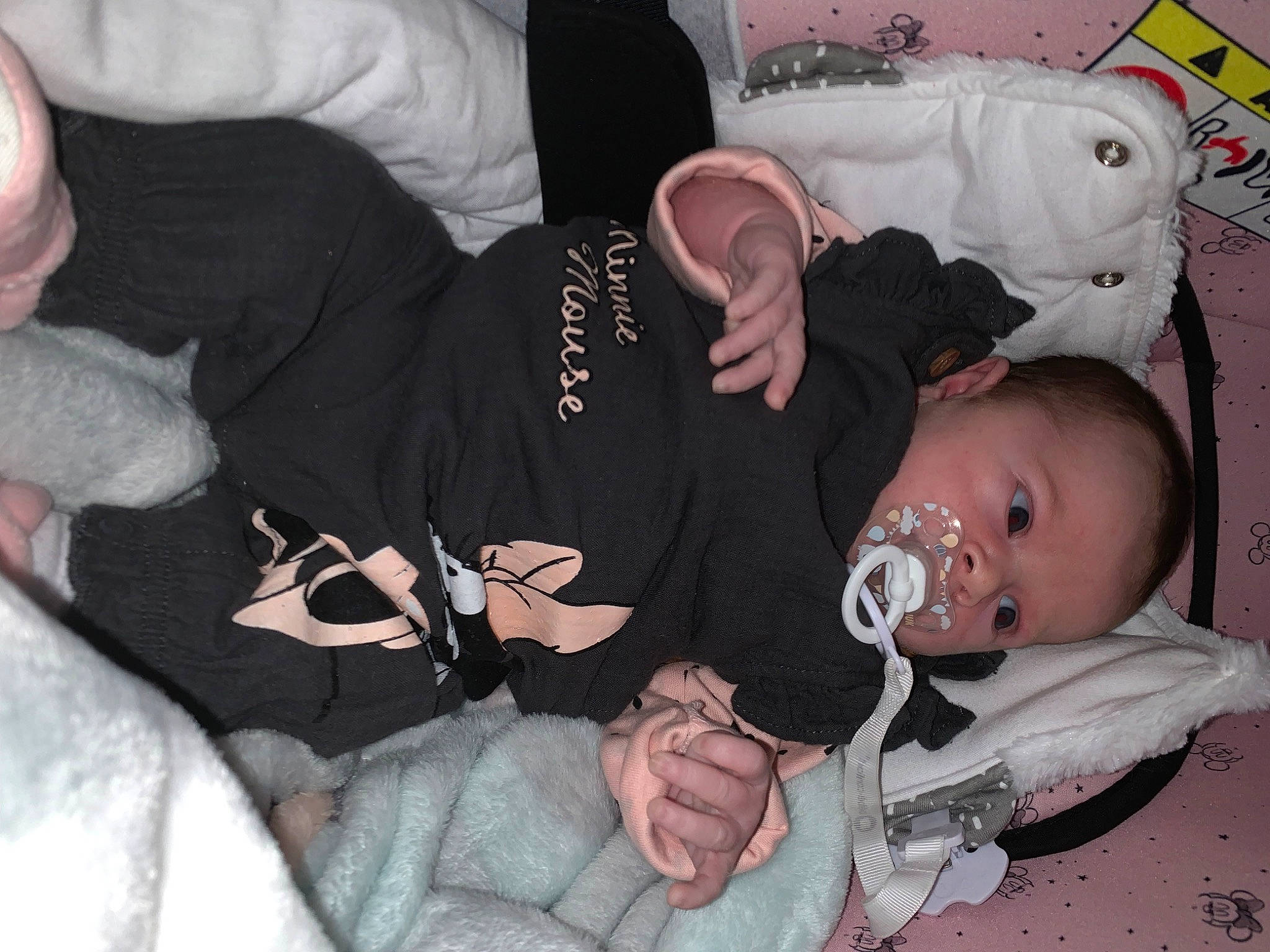 Mily participe au concours pour gagner de l'argent avec cette photo : baby, baby_products, baby_toddler_clothing, child, comfort, ear, elbow, event, finger, fun, gesture, hairstyle, hand, human_body, mouth, nail, person, sitting, thumb, toddler