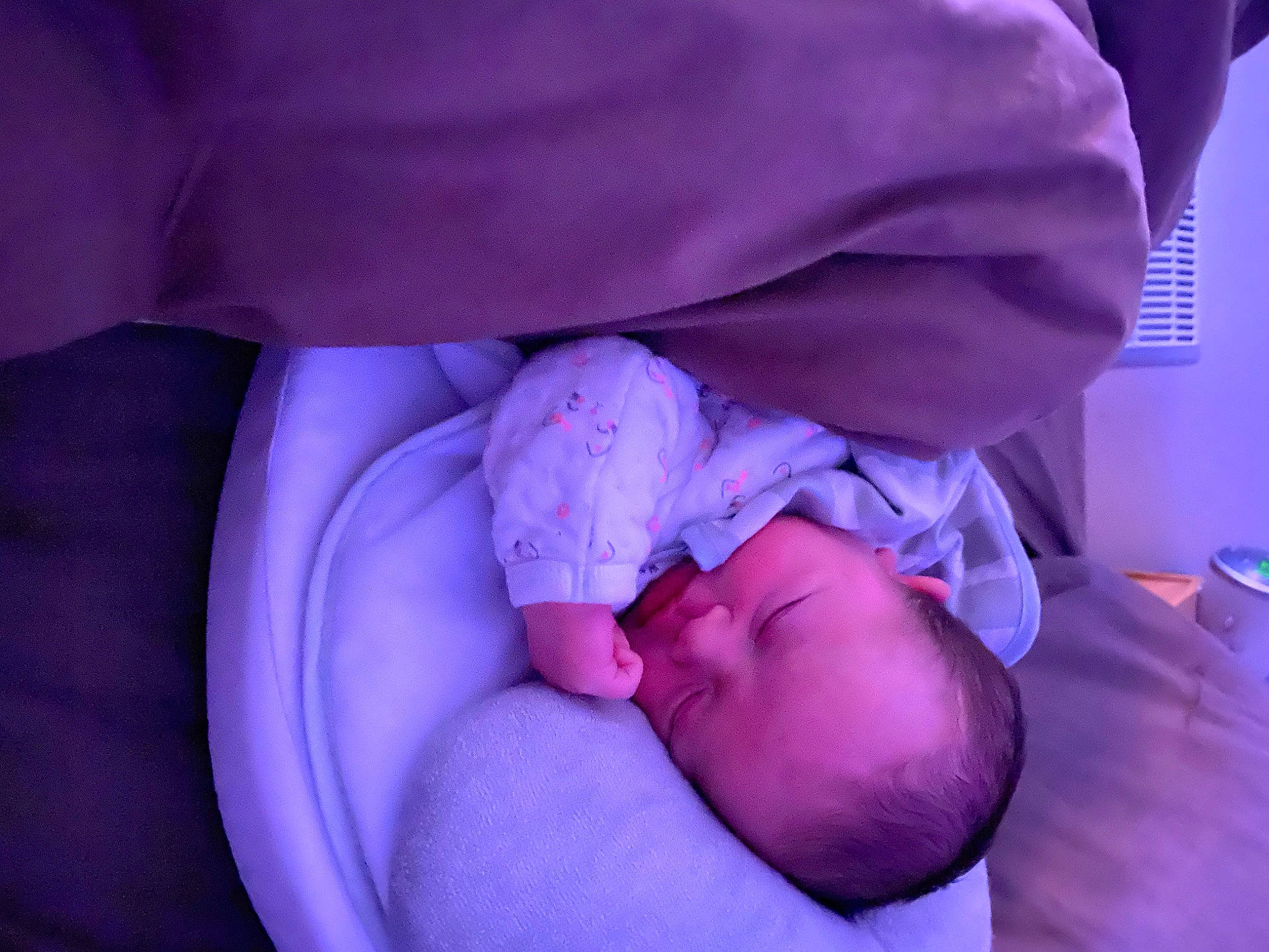 Mily a rejoint le concours — aidez-le/la à gagner de superbes lots ! baby, baby_products, baby_toddler_clothing, bedtime, child, comfort, electric_blue, finger, gesture, linens, magenta, nail, nap, person, pink, purple, room, sleep, thumb, toddler