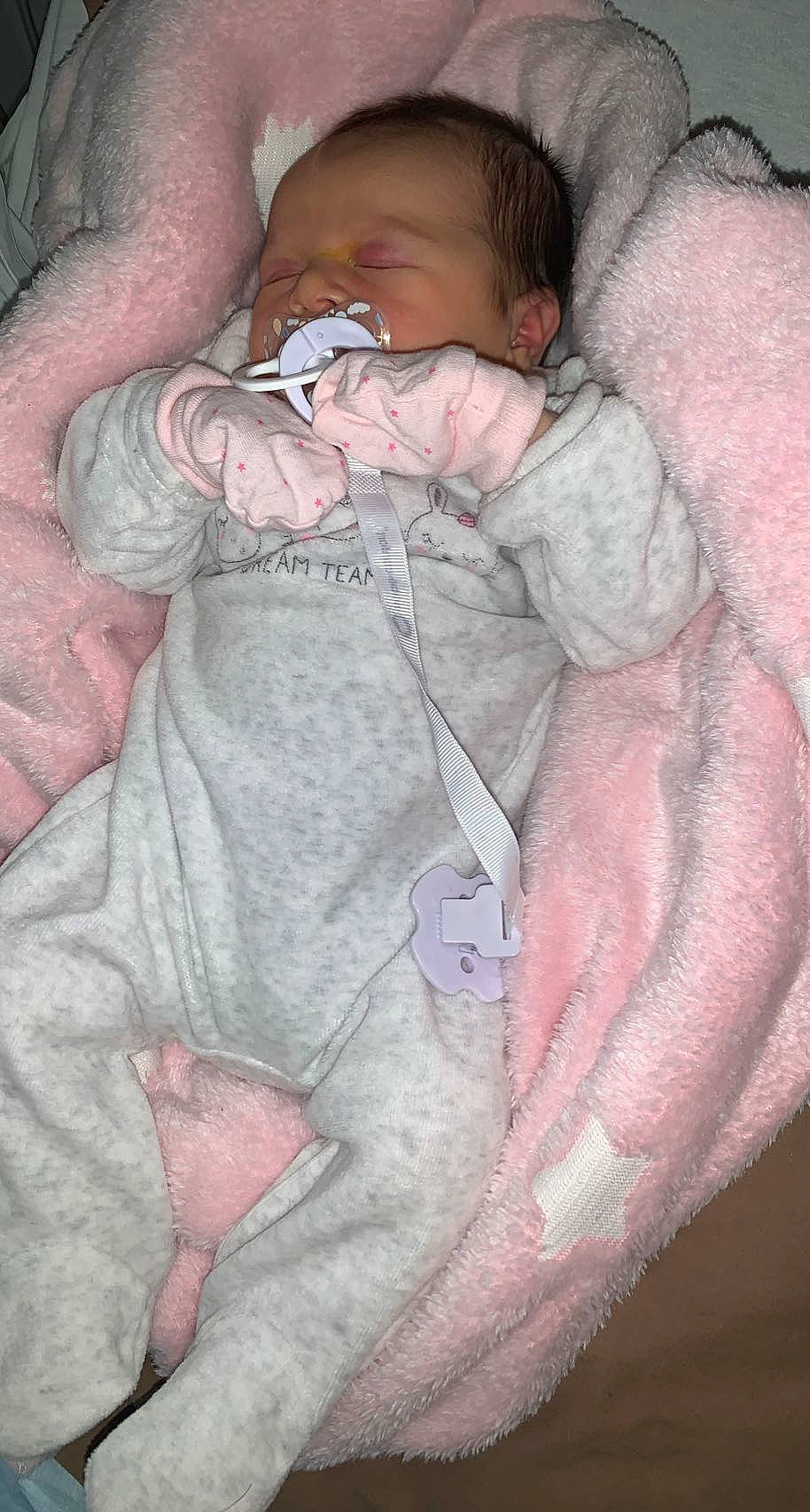 Mily a rejoint le concours — aidez-le/la à gagner de superbes lots ! arm, baby, baby_products, baby_sleeping, baby_toddler_clothing, bedtime, cheek, child, comfort, eye, finger, hand, linens, painting, person, pink, skin, sleeve, textile, thumb