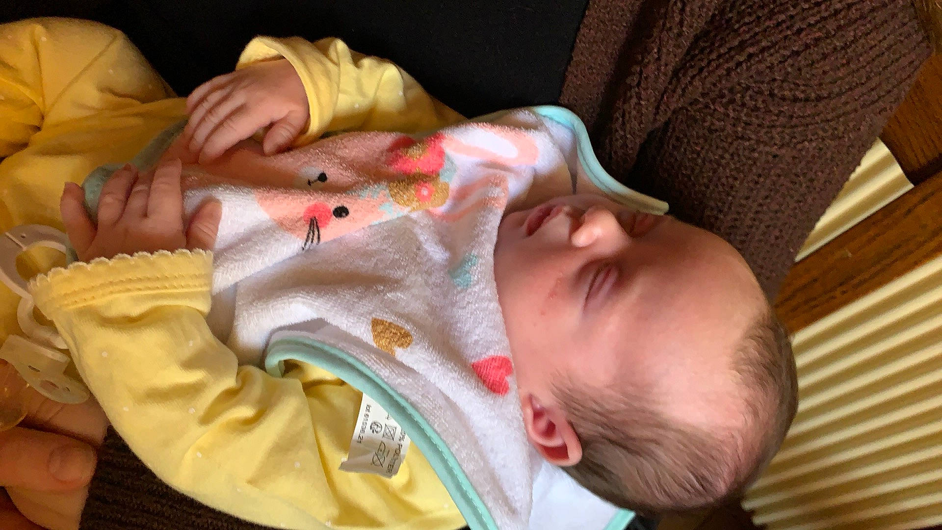 Mily a rejoint le concours — aidez-le/la à gagner de superbes lots ! arm, baby, cheek, chin, comfort, ear, eye, eyebrow, face, facial_expression, forehead, hairstyle, hand, head, lip, mouth, neck, nose, person, skin