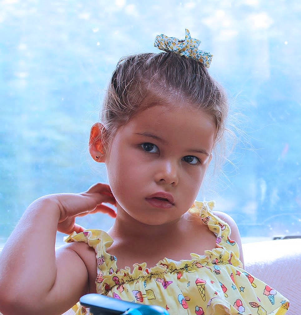 Aëlia a rejoint le concours — aidez-le/la à gagner de superbes lots ! baby_toddler_clothing, child, eyelash, fashion_accessory, flash_photography, fun, grass, happy, headband, headpiece, iris, leisure, people_in_nature, person, skin, summer, sunlight, tiara, toddler, vacation