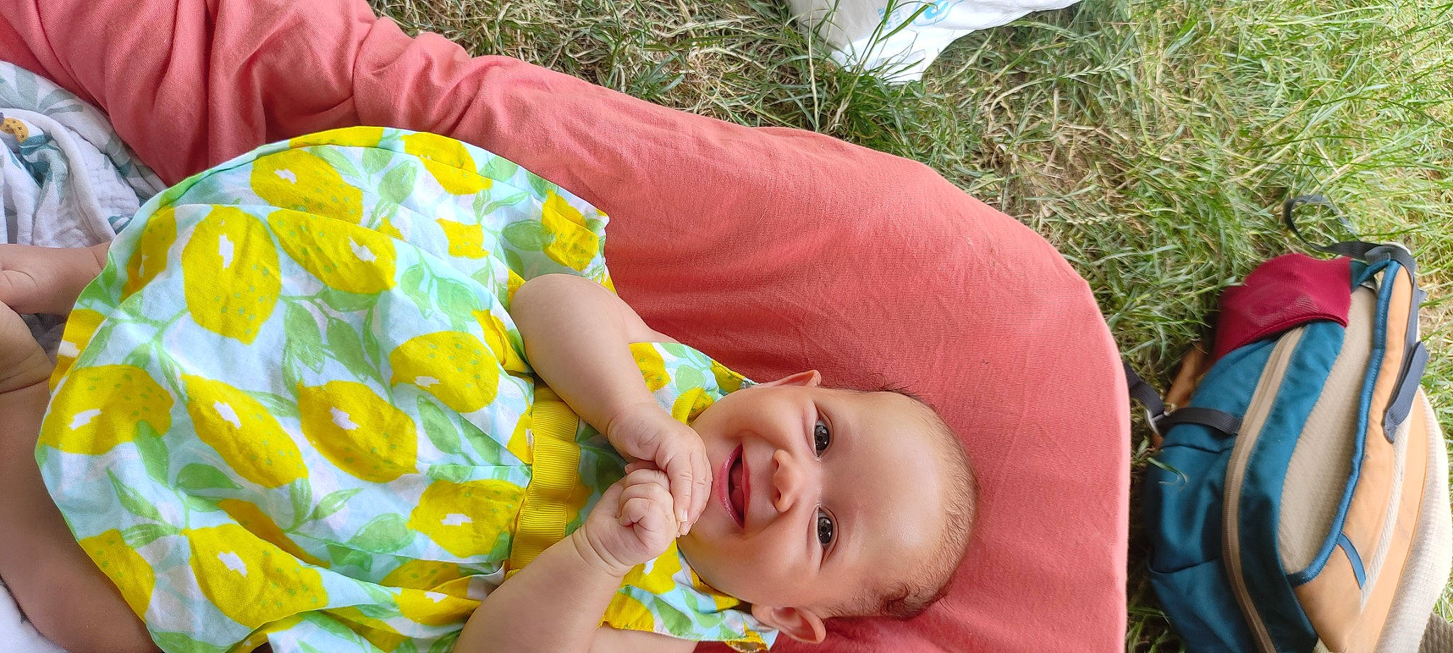 Chenoa a rejoint le concours — aidez-le/la à gagner de superbes lots ! baby, baby_products, baby_toddler_clothing, backpack, bag, child, comfort, fun, grass, hand, happy, joy, leisure, linens, luggage_and_bags, pattern, people_in_nature, person, play, skin