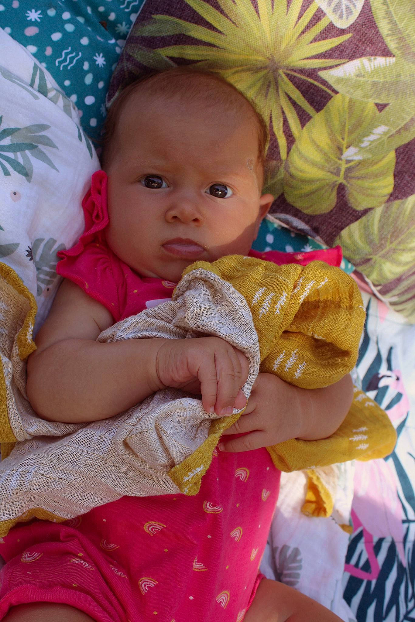 Chenoa participe au concours pour gagner de l'argent avec cette photo : baby, baby_products, baby_toddler_clothing, cheek, child, fruit, fun, happy, linens, nail, pattern, peach, person, pink, sitting, skin, stuffed_toy, sweetness, tableware, textile