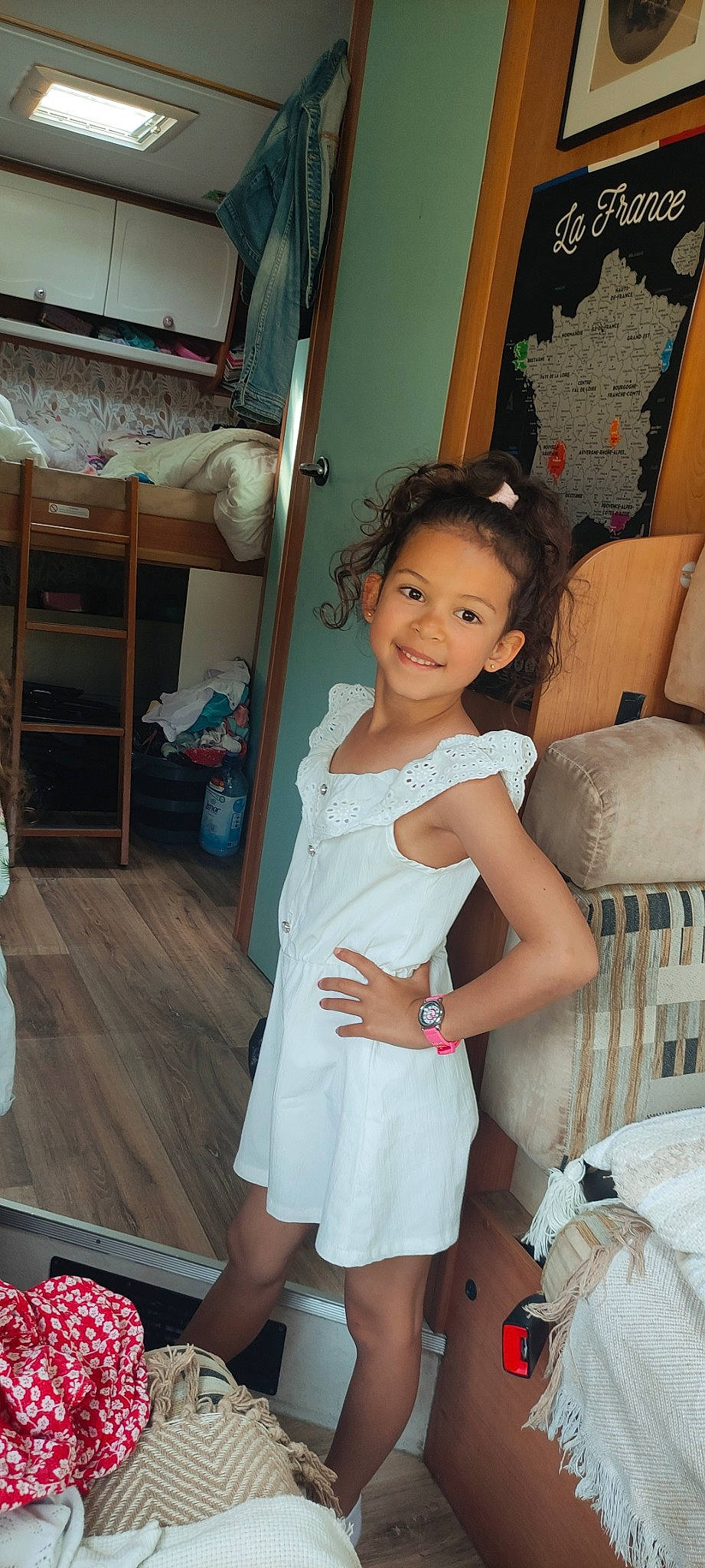 Lise a rejoint le concours — aidez-le/la à gagner de superbes lots ! black_hair, brown_hair, chair, child, dress, event, eye, fashion_design, flooring, formal_wear, fun, happy, human_leg, joint, joy, leg, long_hair, person, room, skin