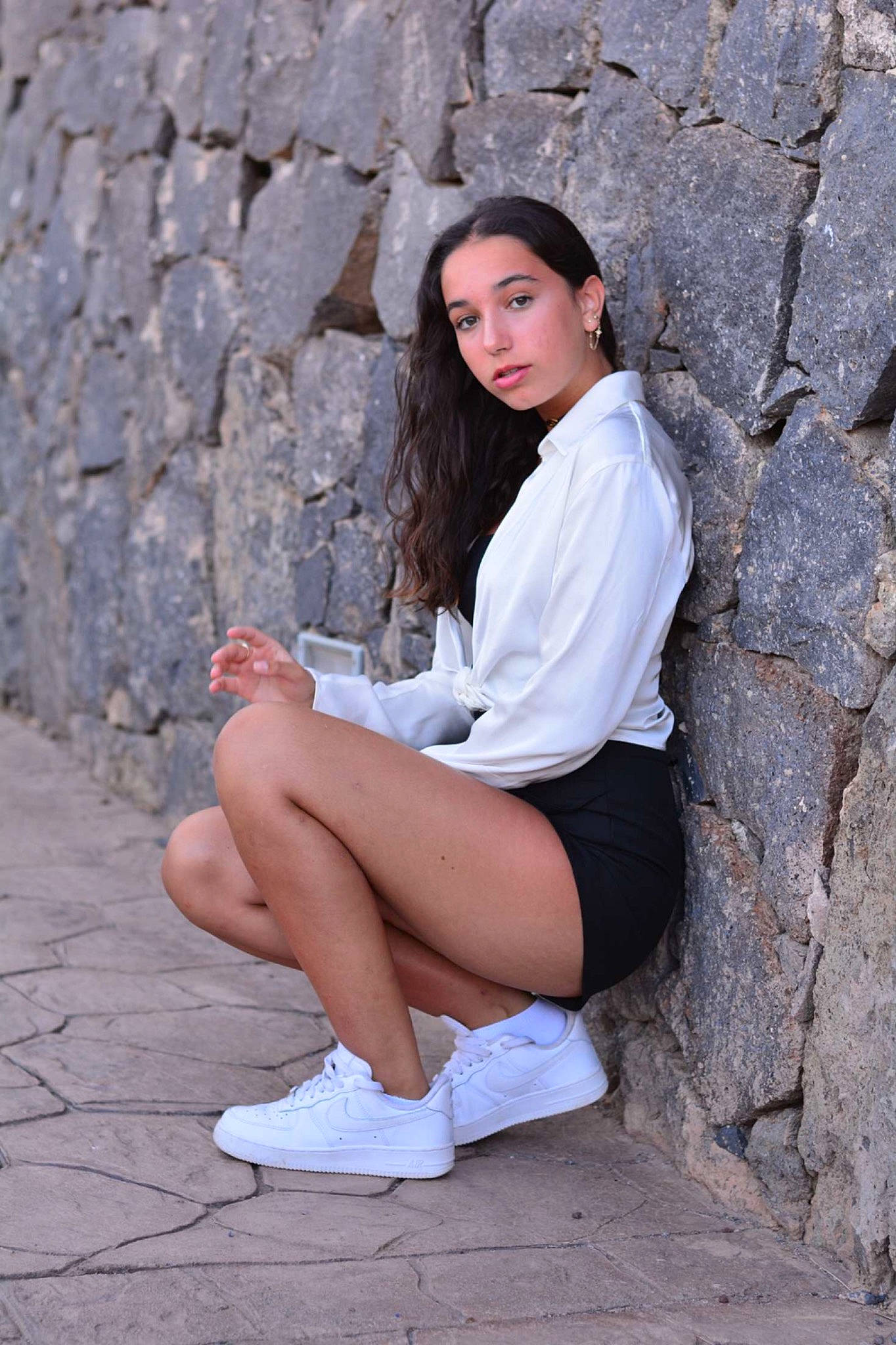 Naila participe au concours pour gagner de l'argent avec cette photo : black_hair, clothing, eyewear, fashion, flash_photography, grey, hairstyle, human_body, human_leg, joint, knee, leg, lip, long_hair, neck, person, sleeve, standing, thigh, trunk