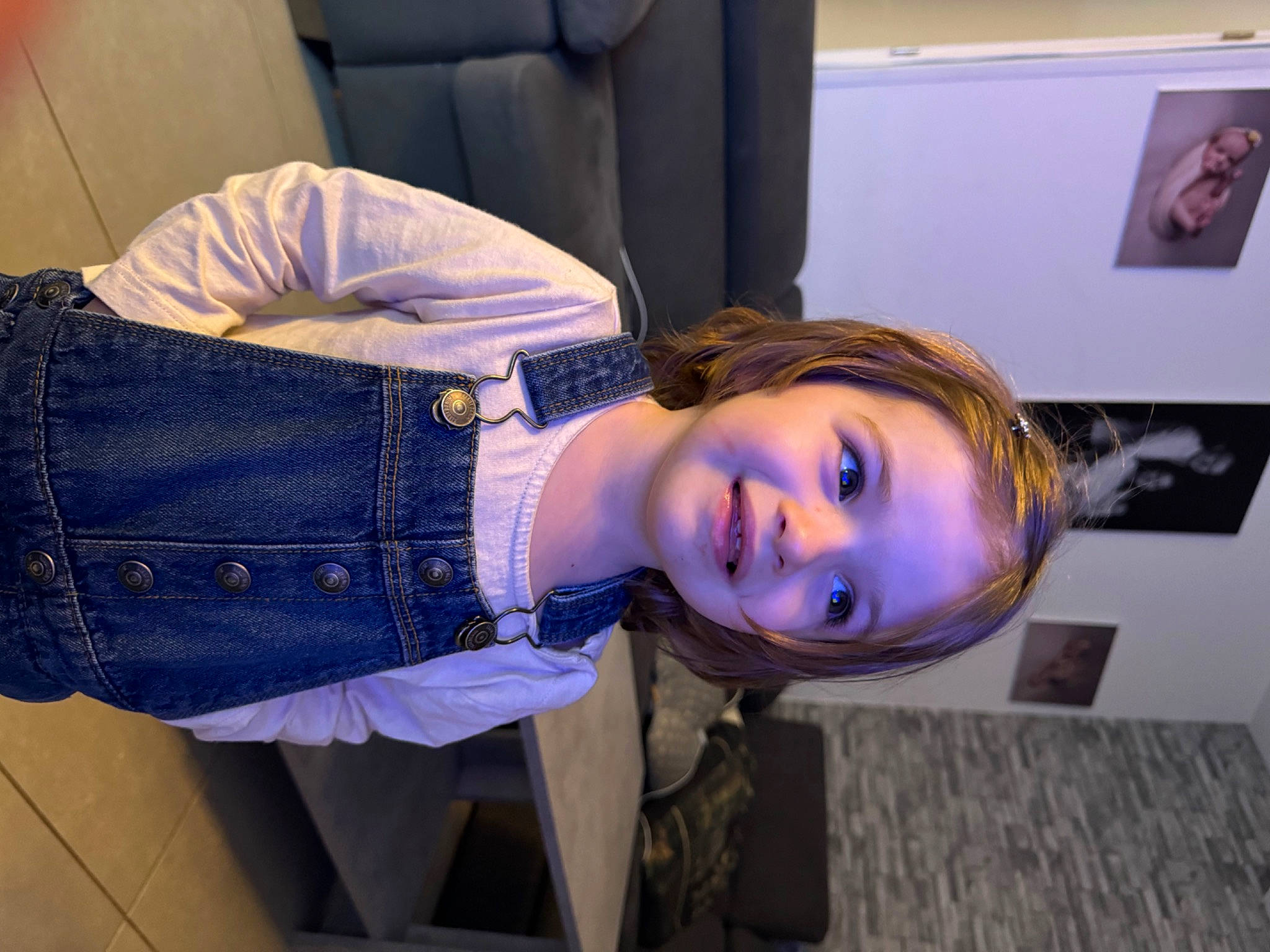 Clara participe au concours pour gagner de l'argent avec cette photo : abdomen, blond, comfort, cool, denim, electric_blue, eyewear, fashion_design, flash_photography, fun, happy, human_leg, joy, person, picture_frame, purple, room, shoulder, sitting, smile