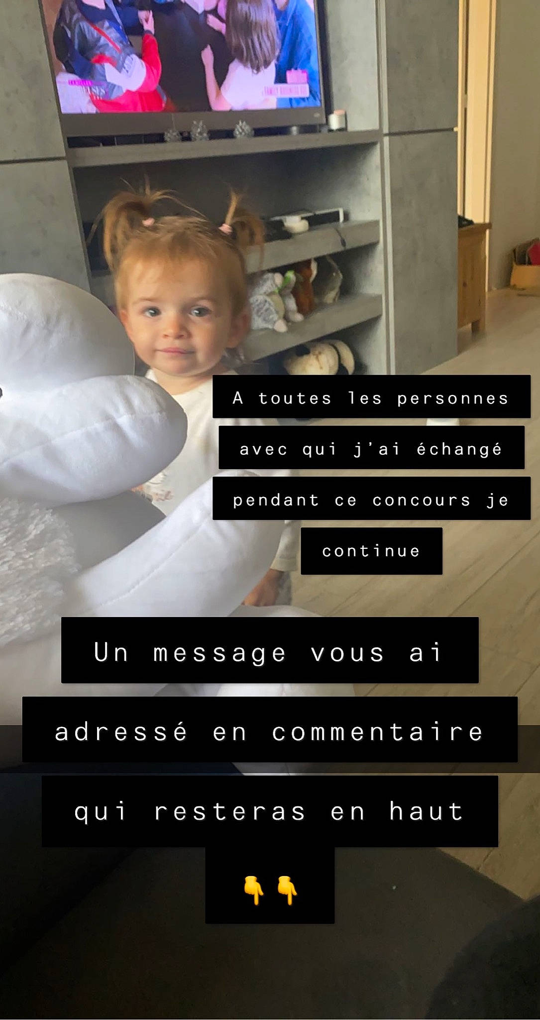 Clara participe au concours pour gagner de l'argent avec cette photo : advertising, cabinetry, child, flooring, font, happy, multimedia, person, photo_caption, photography, product, room, screenshot, shelf, shelving