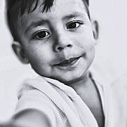 Kais a rejoint le concours — aidez-le/la à gagner de superbes lots ! black_and_white, casual, child, childhood, close_up, cute, expression, eye_contact, face, indoor, innocence, monochrome, person, portrait, selfie_pose, shirt, smile, soft_focus, young, young_boy