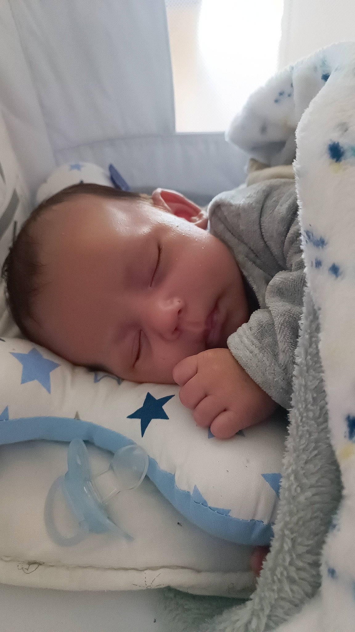 KaÏs participe au concours pour gagner de l'argent avec cette photo : baby, baby_products, baby_sleeping, baby_toddler_clothing, beauty, bedding, bedtime, cheek, child, comfort, linens, mammal, mouth, nap, nose, person, room, skin, textile, toddler