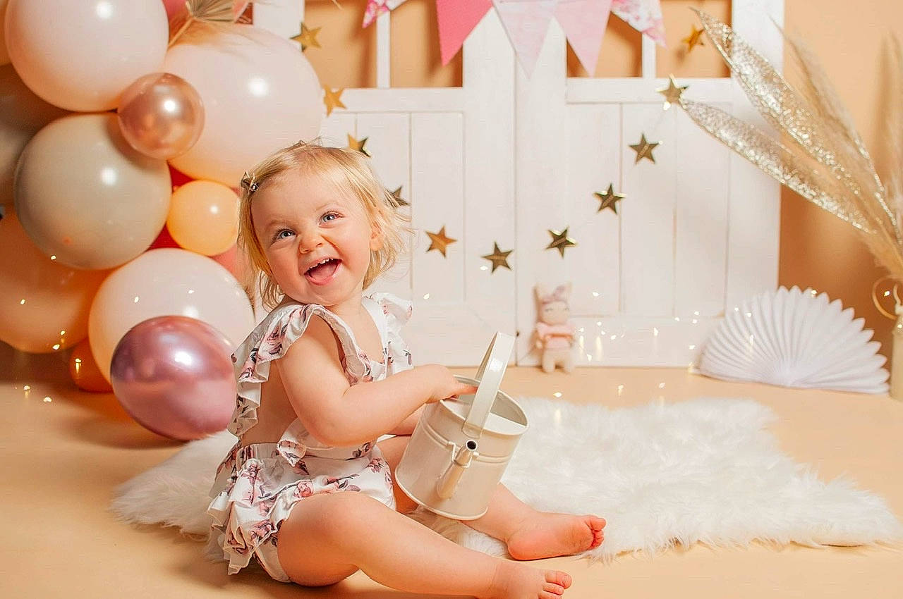 Romy a rejoint le concours — aidez-le/la à gagner de superbes lots ! baby, baby_toddler_clothing, balloon, beauty, child, dress, event, facial_expression, fun, happy, party_supply, peach, person, photograph, pink, product, skin, smile, textile, toddler