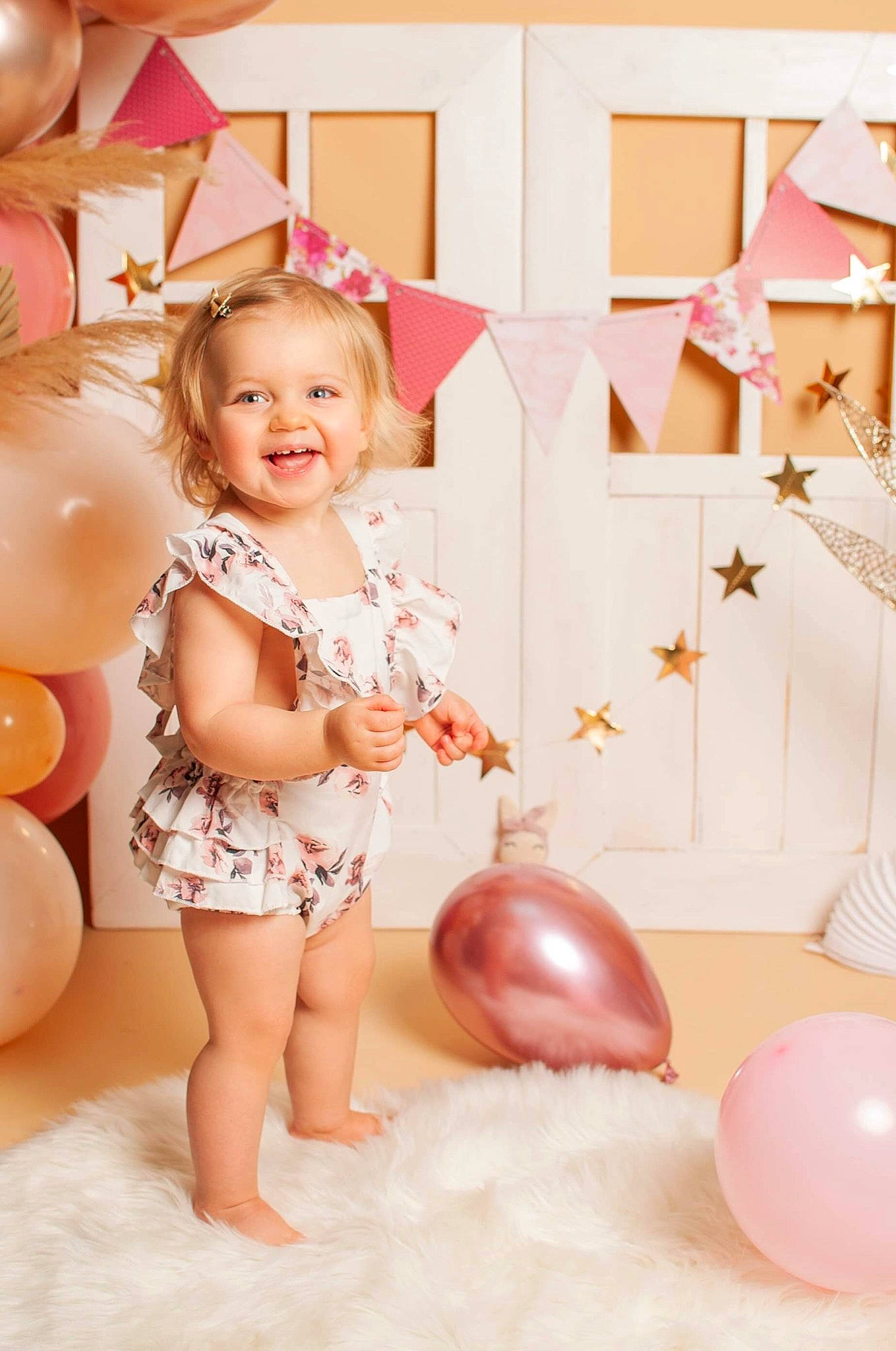 Romy a rejoint le concours — aidez-le/la à gagner de superbes lots ! baby, baby_toddler_clothing, balloon, beauty, blond, event, fun, happy, human_leg, joy, leg, magenta, party_supply, person, photograph, pink, product, purple, skin, smile