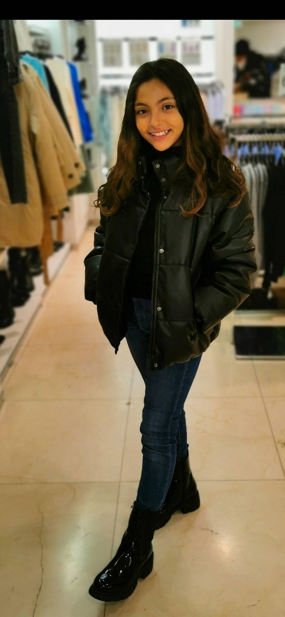 Youssra El Filali participe au concours pour gagner de l'argent avec cette photo : black_hair, blazer, denim, electric_blue, eyewear, fashion_design, jacket, jeans, joint, joy, knee, leather_jacket, long_hair, outerwear, person, sleeve, smile, sportswear, standing, textile