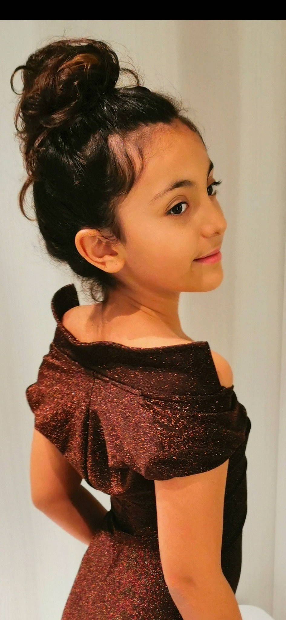 Youssra El Filali a rejoint le concours — aidez-le/la à gagner de superbes lots ! brown_hair, cheek, cocktail_dress, day_dress, embellishment, eyelash, fashion_accessory, fashion_design, hair, iris, jewellery, lip, long_hair, neck, pattern, person, sleeve, smile, toddler, trunk