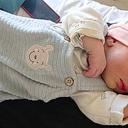 Mía a rejoint le concours — aidez-le/la à gagner de superbes lots ! baby, sleeping, infant, pink_hat, blue_outfit, bear_patch, hand, cozy, clothing, peaceful, newborn, person, portrait, cute, soft_lighting, resting, closeup, human, skin, baby_clothes