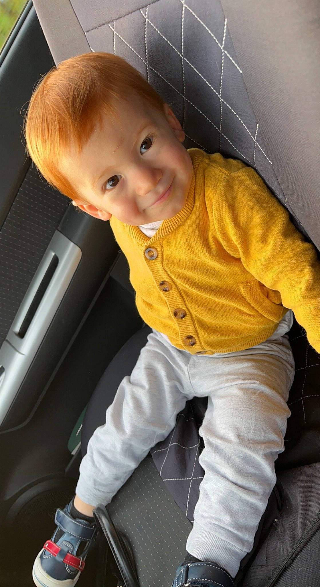 Nolann a rejoint le concours — aidez-le/la à gagner de superbes lots ! auto_part, automotive_design, automotive_exterior, automotive_window_part, car_seat, car_seat_cover, child, family_car, flash_photography, fun, hairstyle, human_leg, joy, motor_vehicle, person, personal_luxury_car, sleeve, smile, steering_wheel, toddler