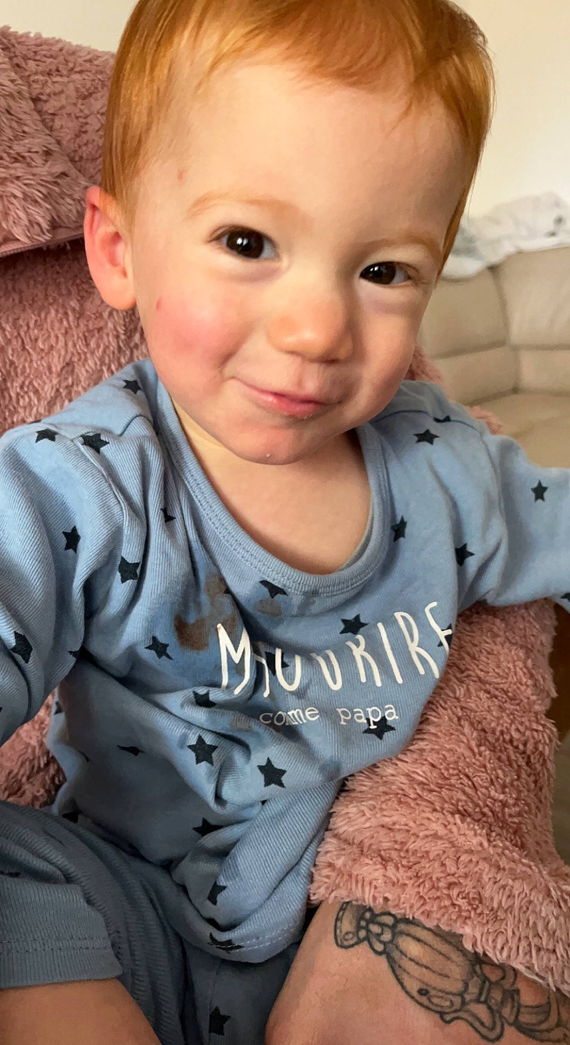 Nolann participe au concours pour gagner de l'argent avec cette photo : arm, baby_toddler_clothing, cheek, chin, eye, face, hairstyle, head, human_body, joint, joy, lip, mouth, neck, nose, organ, outerwear, person, shoulder, skin