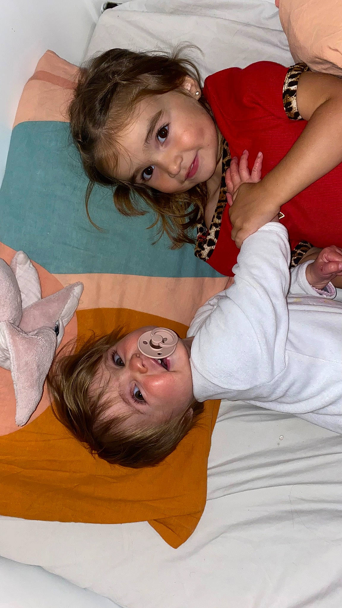 Ambre participe au concours pour gagner de l'argent avec cette photo : arm, baby_toddler_clothing, blond, cheek, child, comfort, eye, facial_expression, fun, gesture, hair, hairstyle, happy, human, interaction, joint, joy, mouth, person, skin