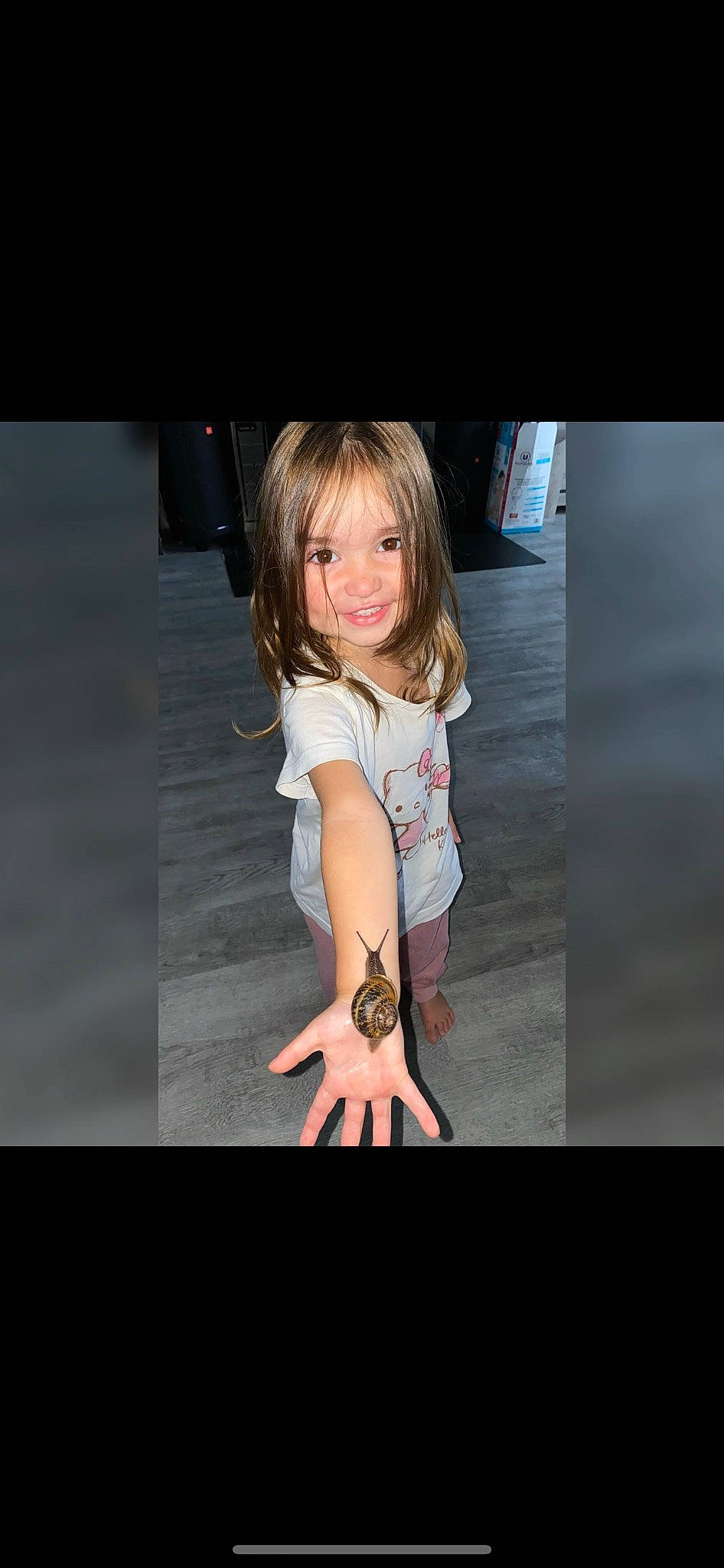 Ambre participe au concours pour gagner de l'argent avec cette photo : bangs, brown_hair, elbow, electric_blue, fashion_design, flash_photography, gesture, happy, human_body, human_leg, joy, knee, layered_hair, long_hair, magenta, person, sitting, sleeve, smile, thigh