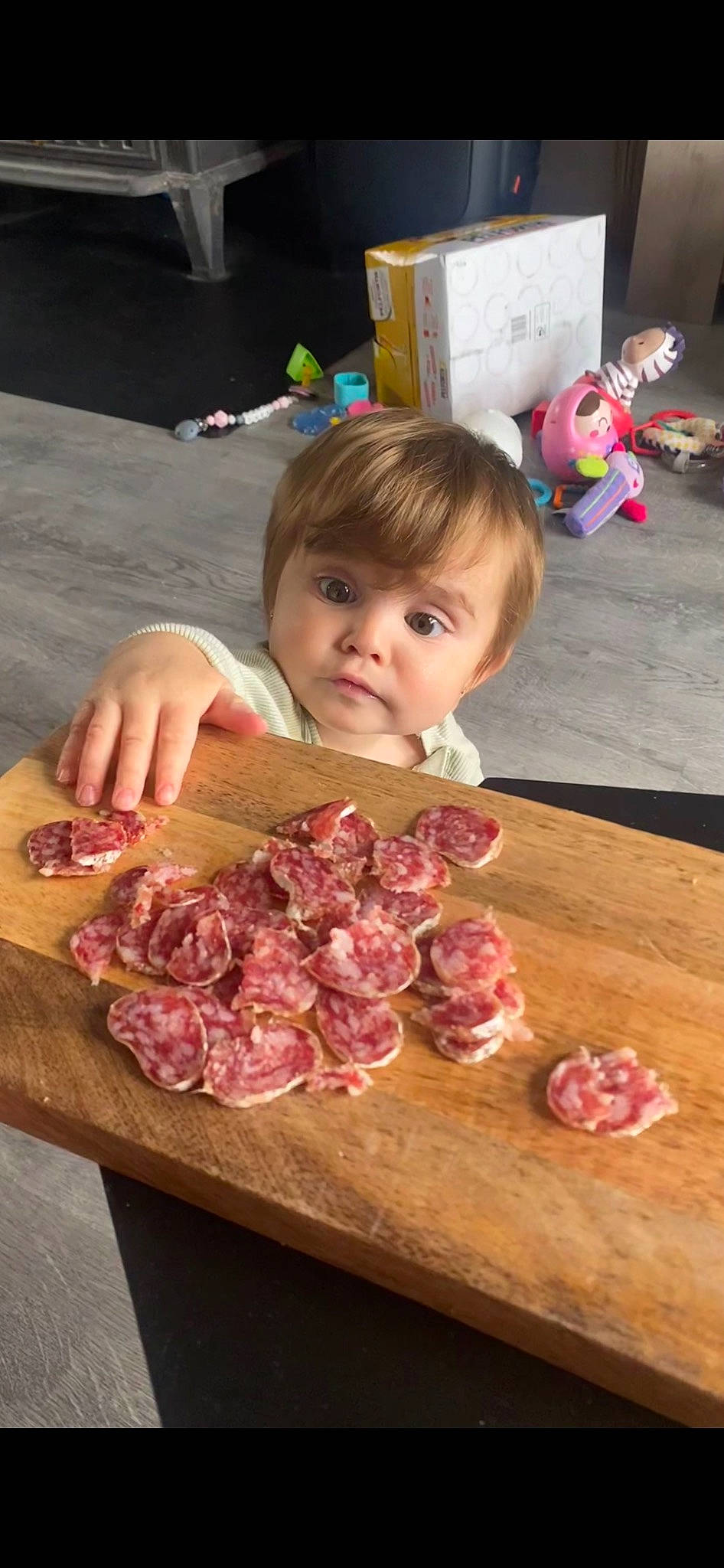 Thea a rejoint le concours — aidez-le/la à gagner de superbes lots ! bayonne_ham, capicola, comfort_food, cooking, cuisine, dish, flesh, food, ingredient, meat, peach, person, pink, plant, pork, red_meat, sweetness, table, tableware, toddler