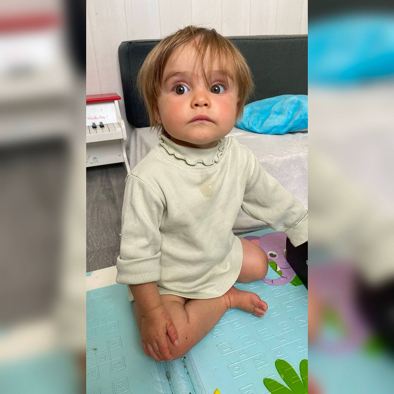 Thea participe au concours pour gagner de l'argent avec cette photo : baby, baby_toddler_clothing, cheek, child, eye, eyelash, face, facial_expression, gesture, grass, happy, pattern, people_in_nature, person, portrait, portrait_photography, sitting, skin, sleeve, t_shirt