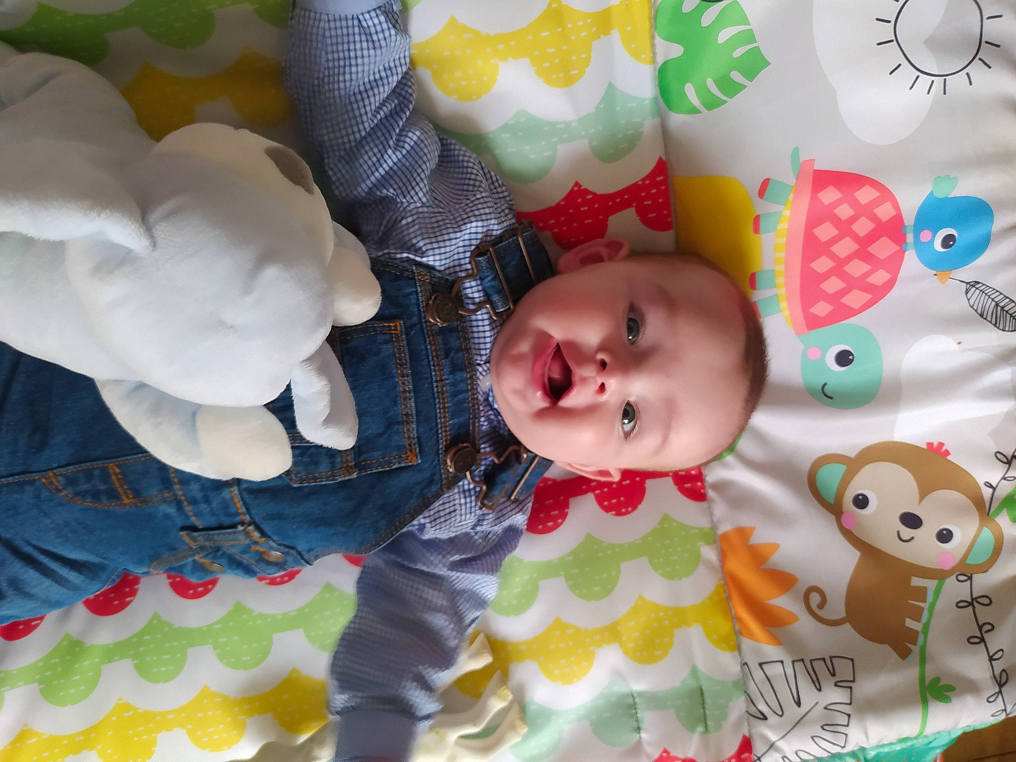 Malo participe au concours pour gagner de l'argent avec cette photo : baby, baby_products, baby_safety, baby_toddler_clothing, baby_toys, bedtime, cheek, child, comfort, happy, head, linens, pattern, person, play, room, textile, toddler, toy, white