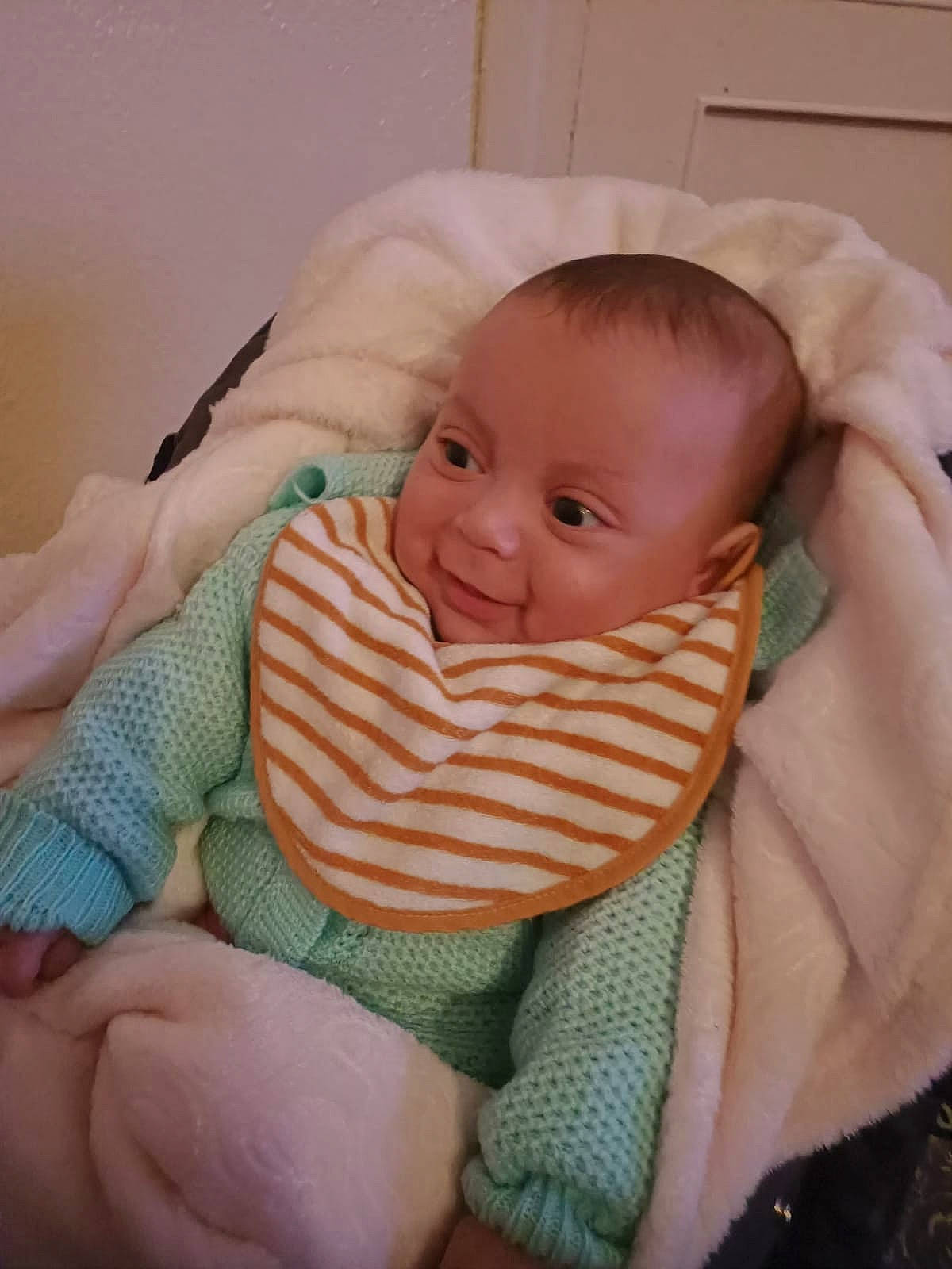 Medhi a rejoint le concours — aidez-le/la à gagner de superbes lots ! baby, cheek, child, finger, hand, mouth, person, product, skin, toddler