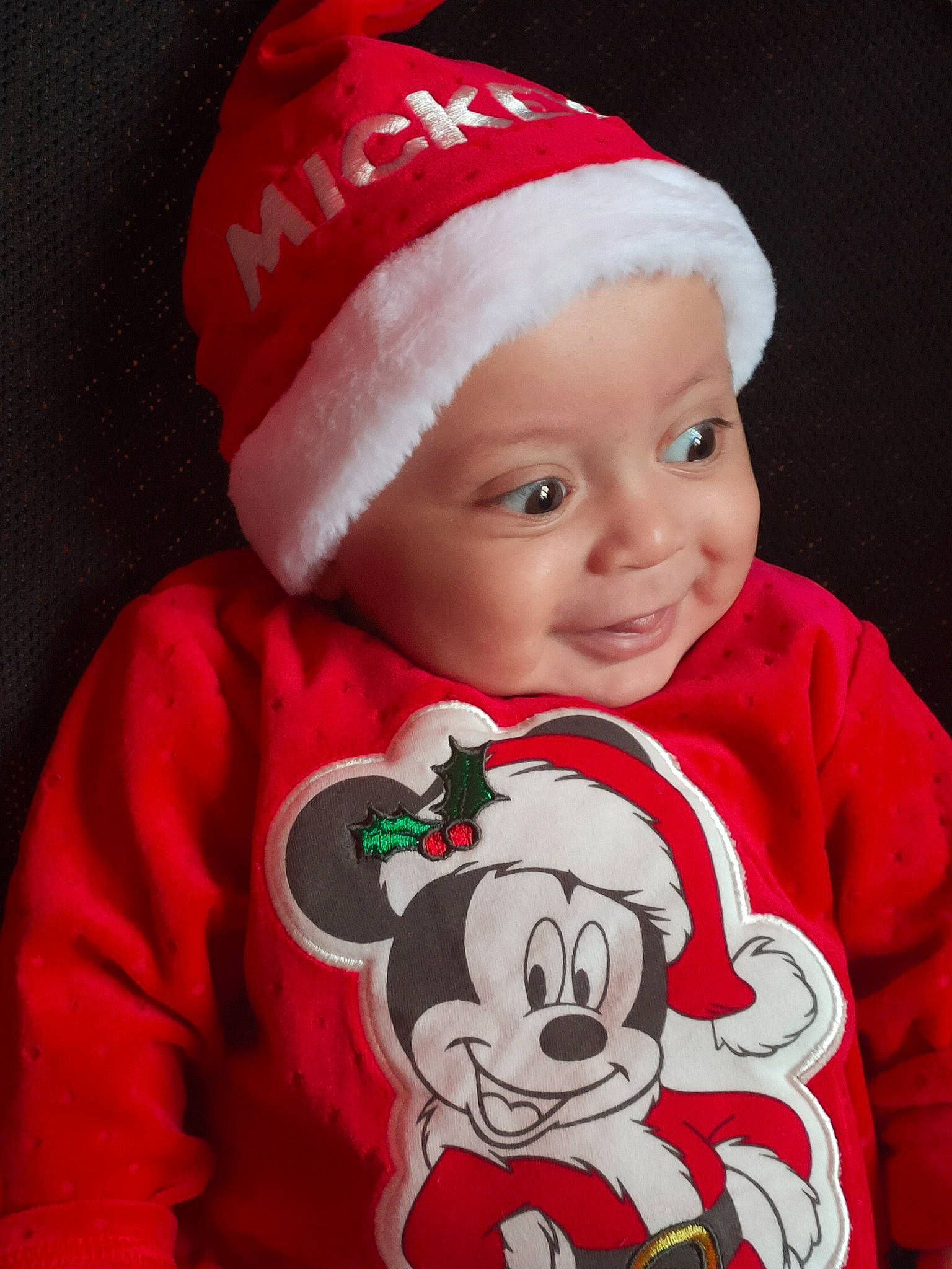 Medhi participe au concours pour gagner de l'argent avec cette photo : beanie, child, christmas, christmas_eve, fictional_character, headwear, holiday, outerwear, person, santa_claus