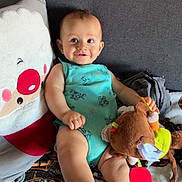Carlu Antò a rejoint le concours — aidez-le/la à gagner de superbes lots ! baby, child, smiling, couch, pillow, plush_toy, blanket, onesie, foot, hand, face, indoor, furniture, patterned, colorful, cozy, cute, happy, infant, relaxed
