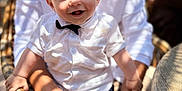 Carlu Antò a rejoint le concours — aidez-le/la à gagner de superbes lots ! baby, child, smiling, white_shirt, bow_tie, adult, hands, outdoor, sunlight, shadows, chair, table, happy, portrait, person, skin, face, sitting, casual, cute