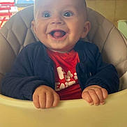 Carlu Antò a rejoint le concours — aidez-le/la à gagner de superbes lots ! baby, child, clothing, cute, eyes, face, hands, happy, high_chair, indoor, infant, jacket, light, mouth_open, person, portrait, skin, smiling, table, window