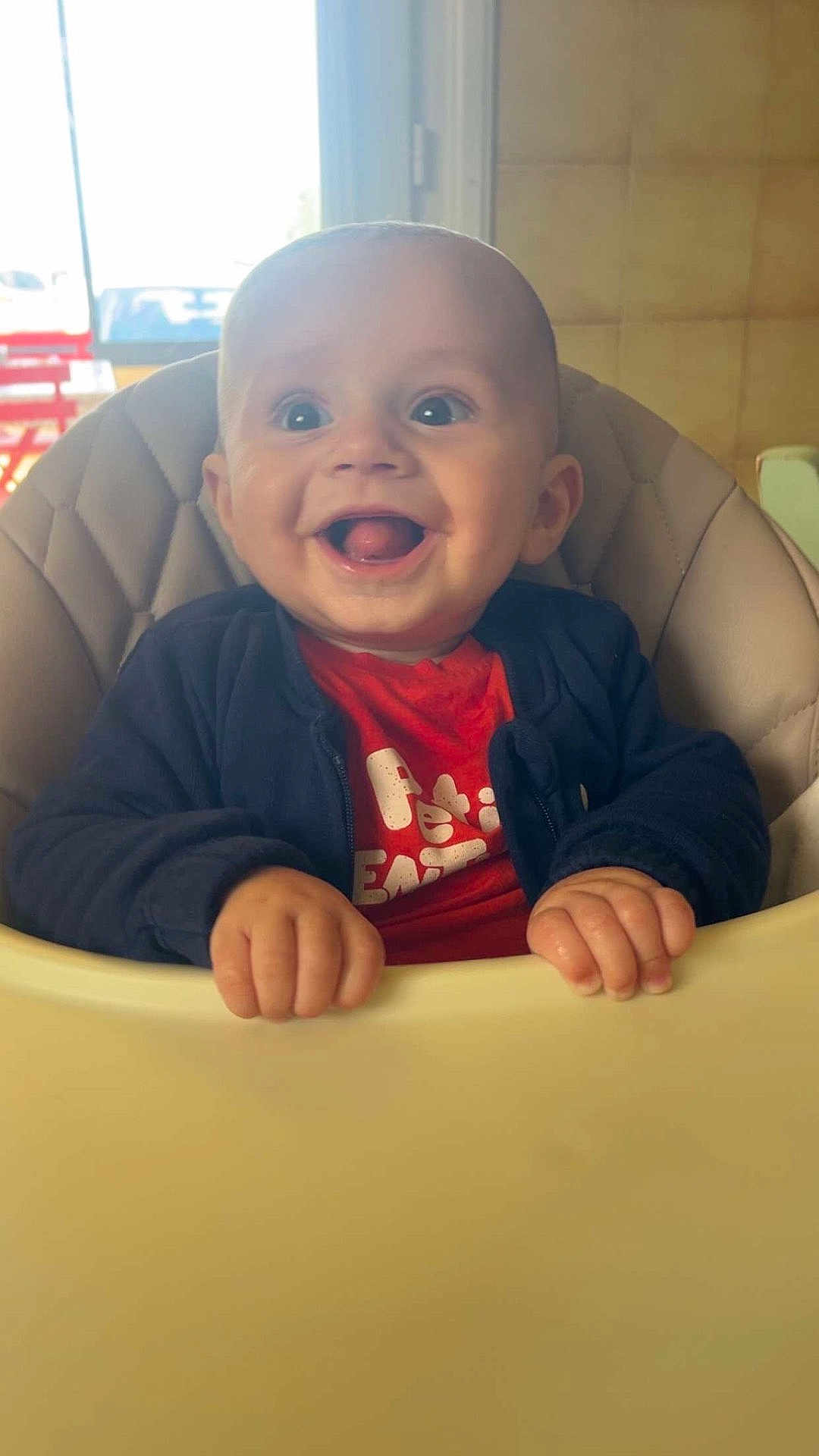Carlu Antò a rejoint le concours — aidez-le/la à gagner de superbes lots ! baby, child, clothing, cute, eyes, face, hands, happy, high_chair, indoor, infant, jacket, light, mouth_open, person, portrait, skin, smiling, table, window