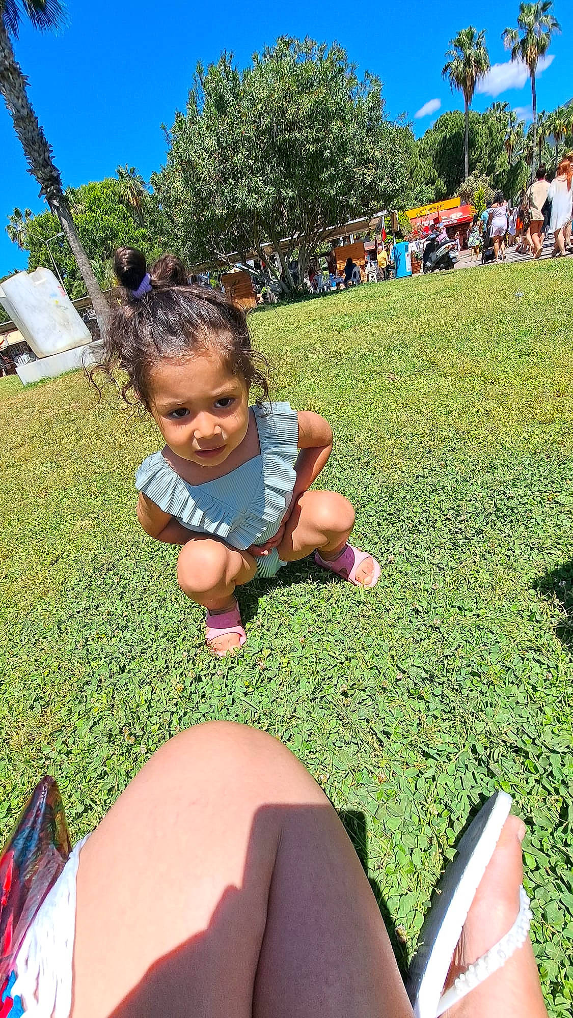 Nelhya participe au concours pour gagner de l'argent avec cette photo : finger, fun, grass, green, happy, joy, knee, lawn, leg, leisure, people, people_in_nature, person, photograph, plant, recreation, shorts, sky, summer, thigh