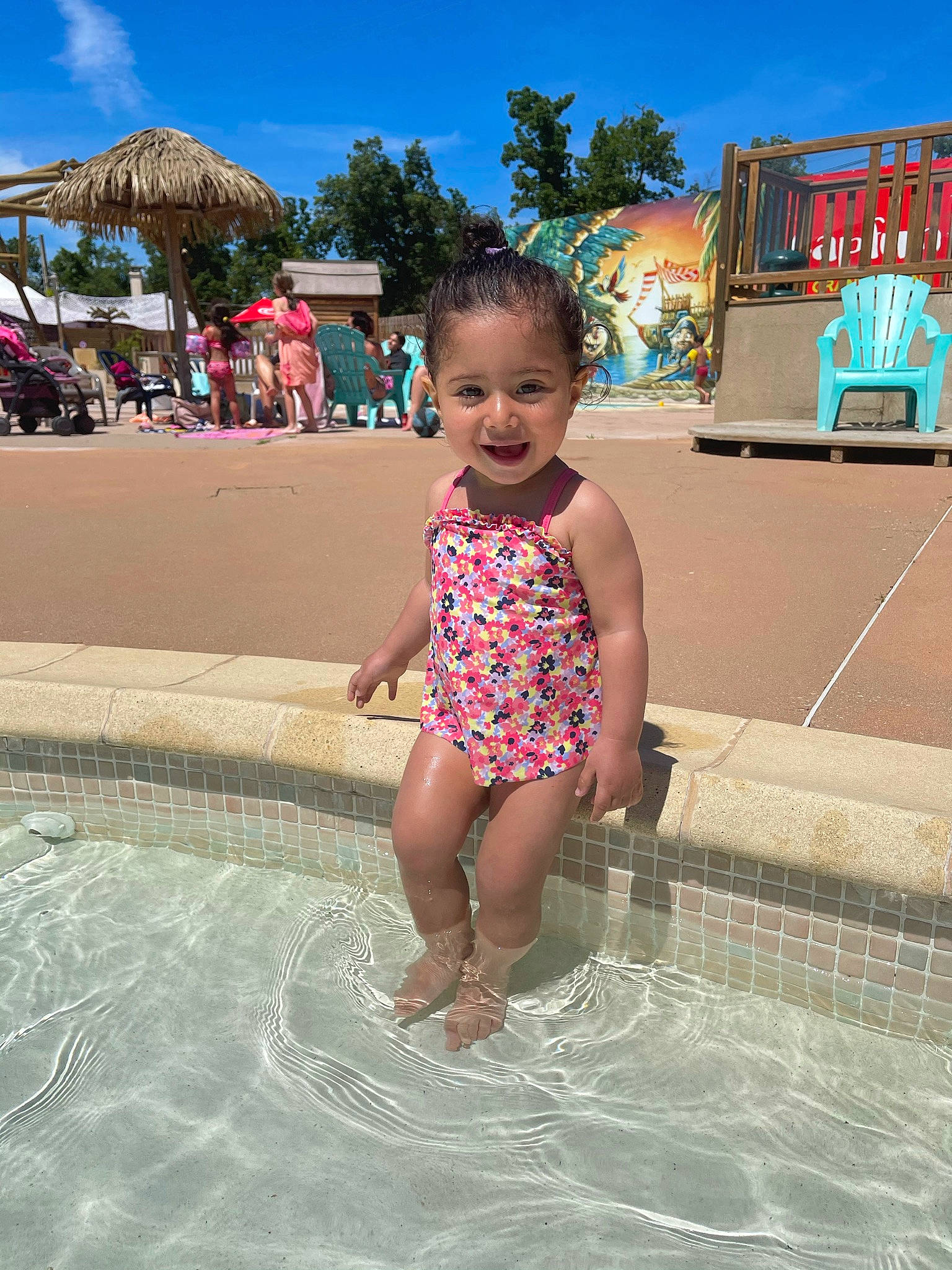 Nelhya participe au concours pour gagner de l'argent avec cette photo : azure, baby, bathing, beauty, body_of_water, daytime, fun, happy, human_settlement, leisure, person, public_space, recreation, sky, smile, summer, swimming_pool, swimwear, toddler, travel