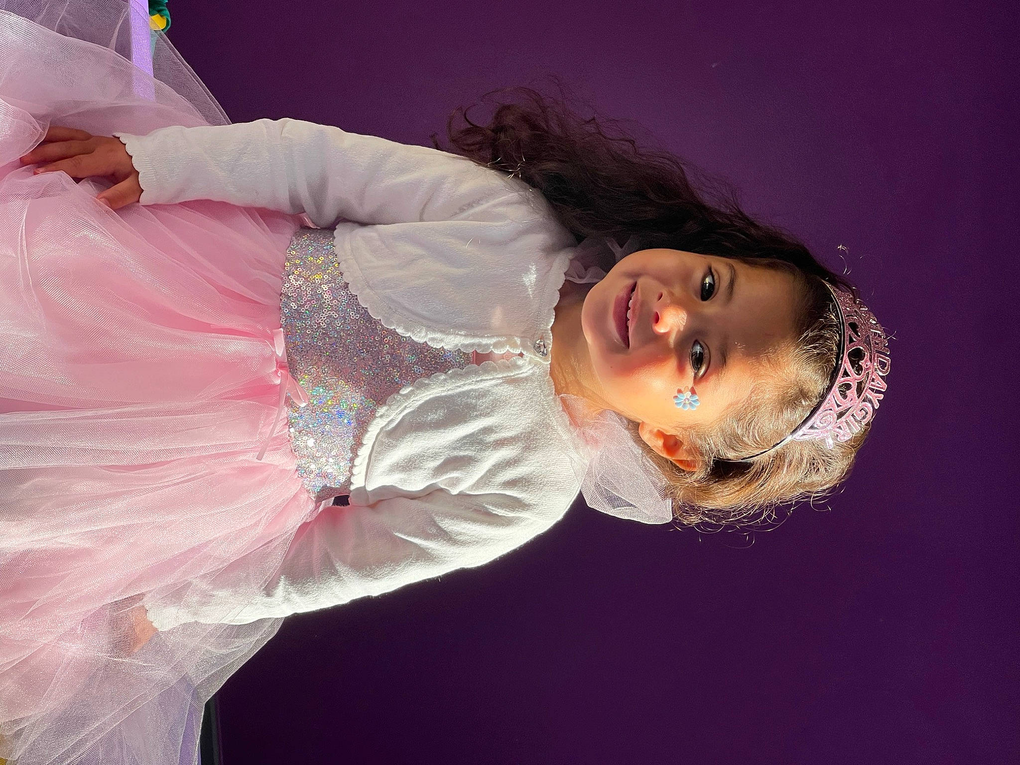 Nelhya a rejoint le concours — aidez-le/la à gagner de superbes lots ! child, entertainment, event, fashion_design, flash_photography, fun, happy, human_body, joy, magenta, performance, performance_art, performing_arts, person, pink, public_event, smile, water