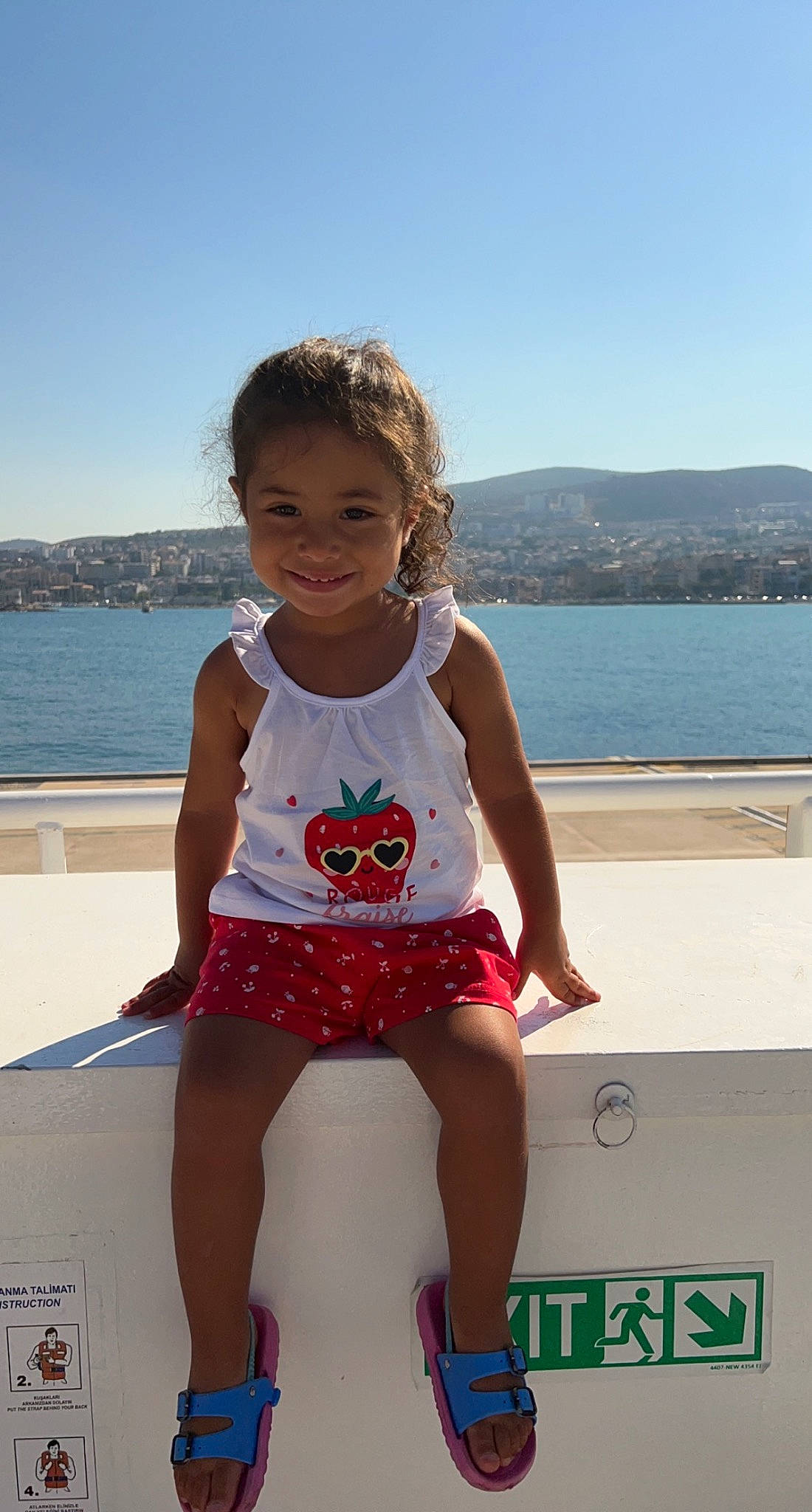 Nelhya a rejoint le concours — aidez-le/la à gagner de superbes lots ! baby_toddler_clothing, eye, facial_expression, fun, hairstyle, happy, human_leg, joy, knee, lake, leisure, person, recreation, skin, sky, smile, summer, thigh, toddler, travel