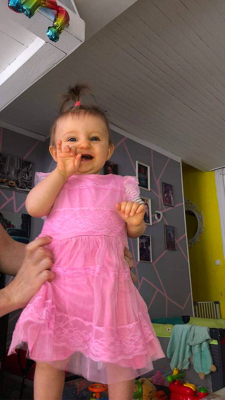 Madysson participe au concours pour gagner de l'argent avec cette photo : baby, baby_toddler_clothing, day_dress, dress, event, facial_expression, finger, fun, gesture, happy, human_leg, magenta, one_piece_garment, person, pink, purple, shoulder, skin, smile, thumb