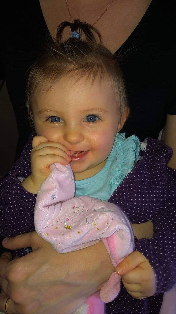 Madysson participe au concours pour gagner de l'argent avec cette photo : baby_toddler_clothing, cheek, chin, ear, eye, eyebrow, face, facial_expression, finger, hair, hand, head, human_body, iris, joy, lip, mouth, nose, organ, person