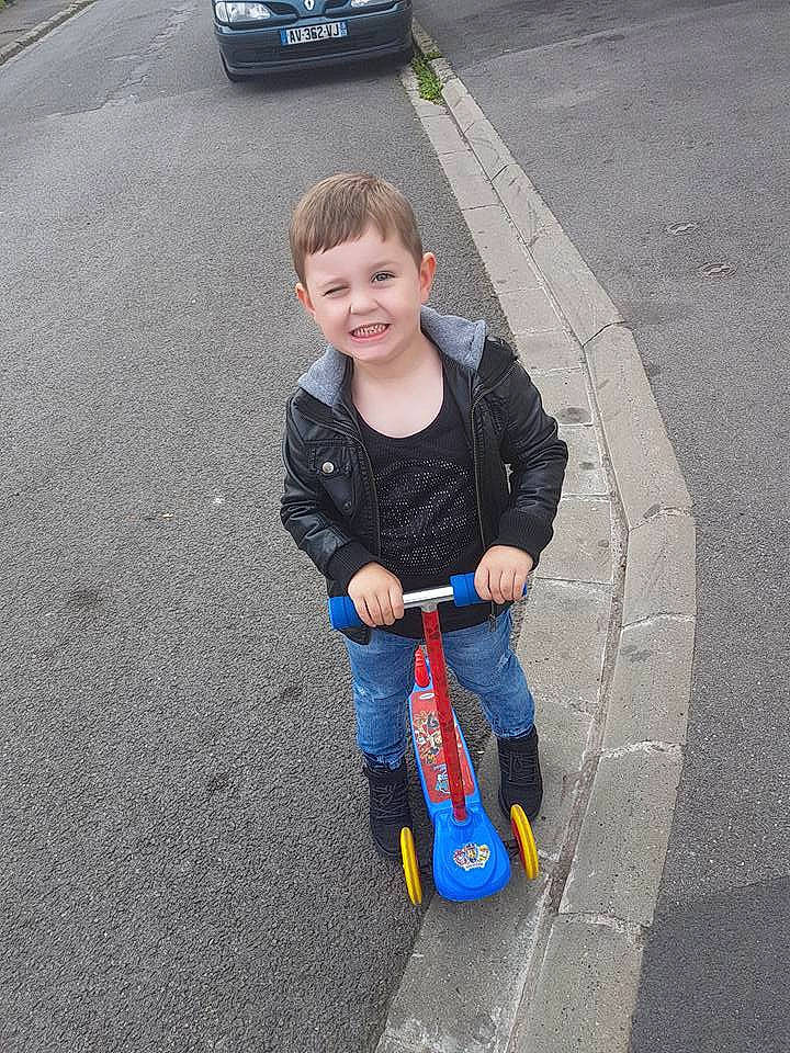 Kameron participe au concours pour gagner de l'argent avec cette photo : asphalt, baby_carriage, baby_products, car, child, day, footwear, fun, joy, land_vehicle, person, play, product, recreation, shoe, toddler, vacation, vehicle