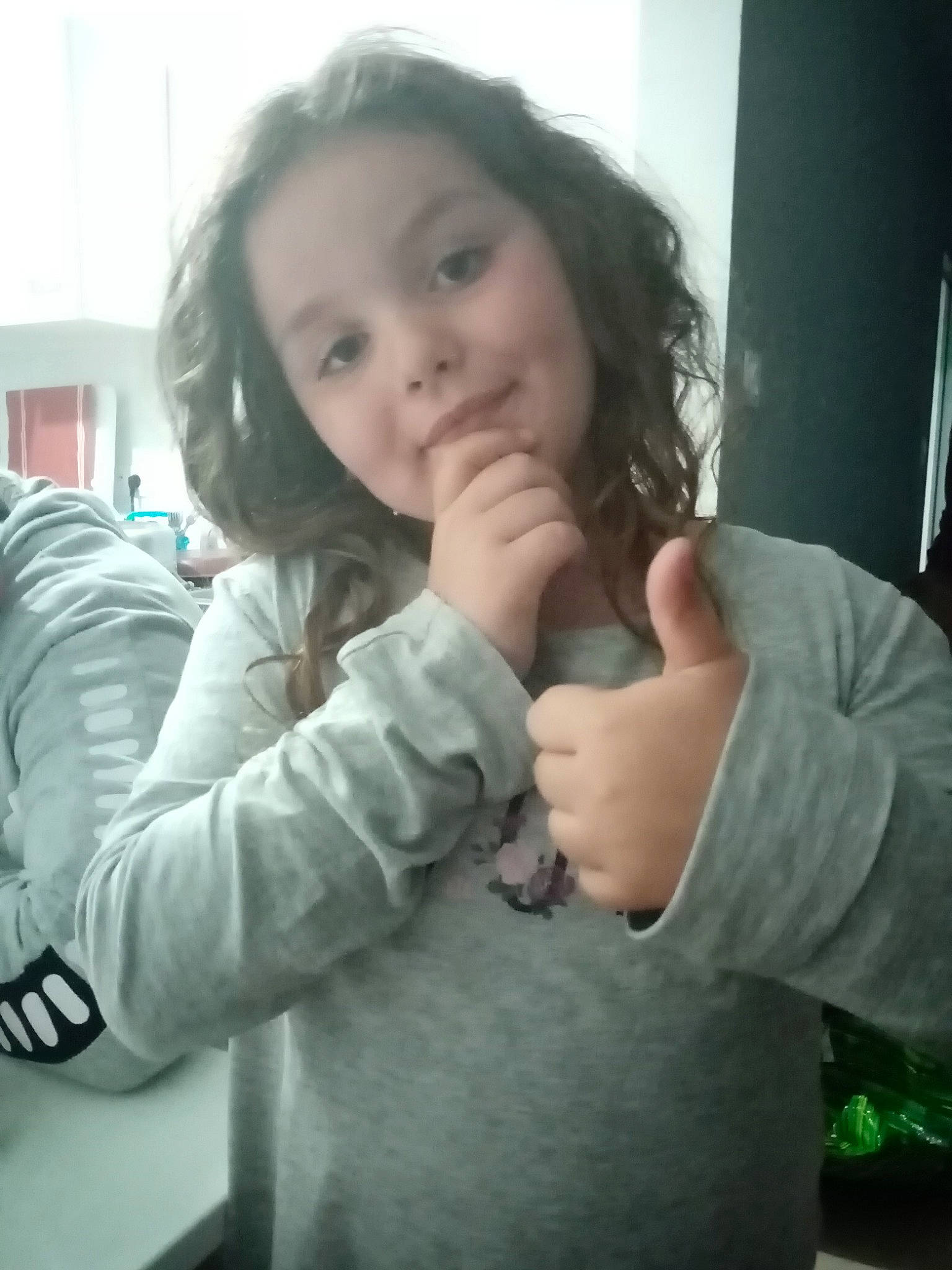 Shayana participe au concours pour gagner de l'argent avec cette photo : abdomen, arm, black_hair, cheek, child, elbow, finger, gesture, hand, long_hair, mouth, nose, person, photography, selfie, shoulder, skin, thumb, trunk