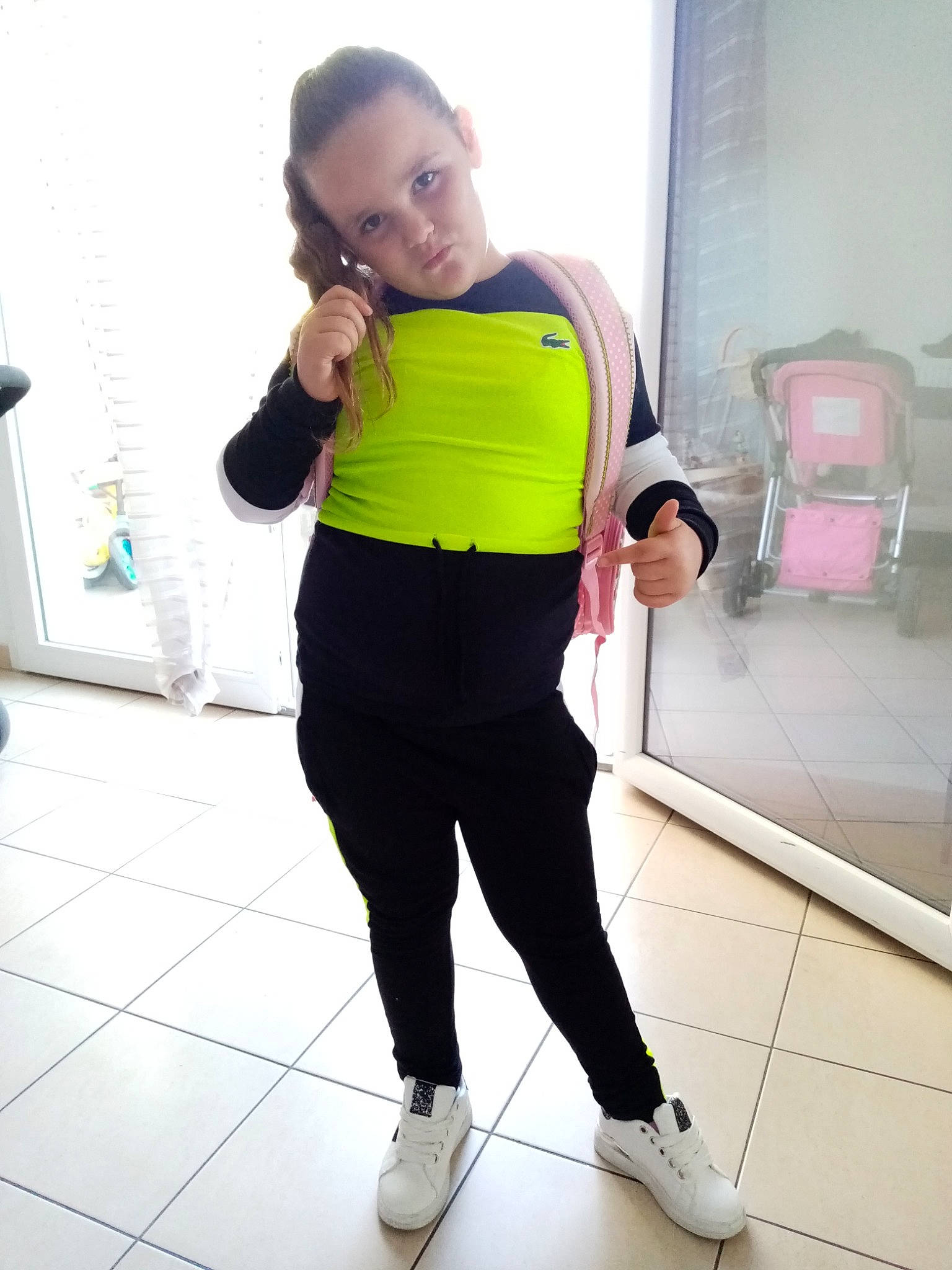 Shayana participe au concours pour gagner de l'argent avec cette photo : fashion_accessory, leg, leggings, person, photography, shoulder, spandex, sportswear, standing, t_shirt, tights, trousers, waist, yellow, yoga_pant