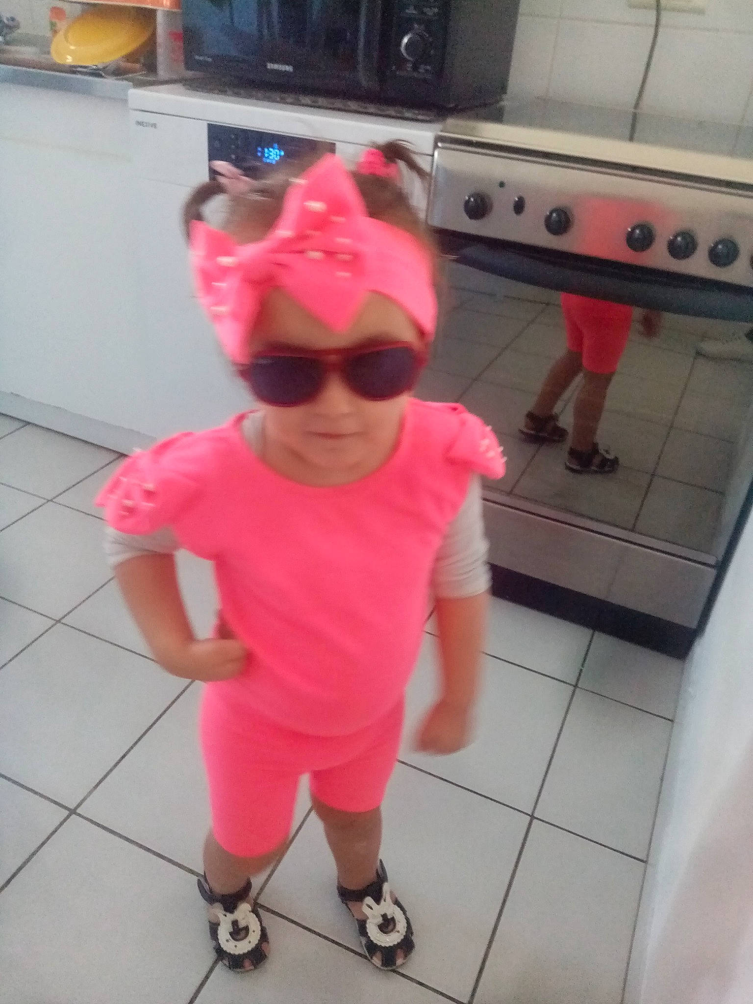Loana participe au concours pour gagner de l'argent avec cette photo : baby_toddler_clothing, cap, eyewear, floor, glasses, goggles, happy, headgear, headwear, home_appliance, joint, leg, person, pink, shoe, sleeve, smile, standing, sunglasses, t_shirt