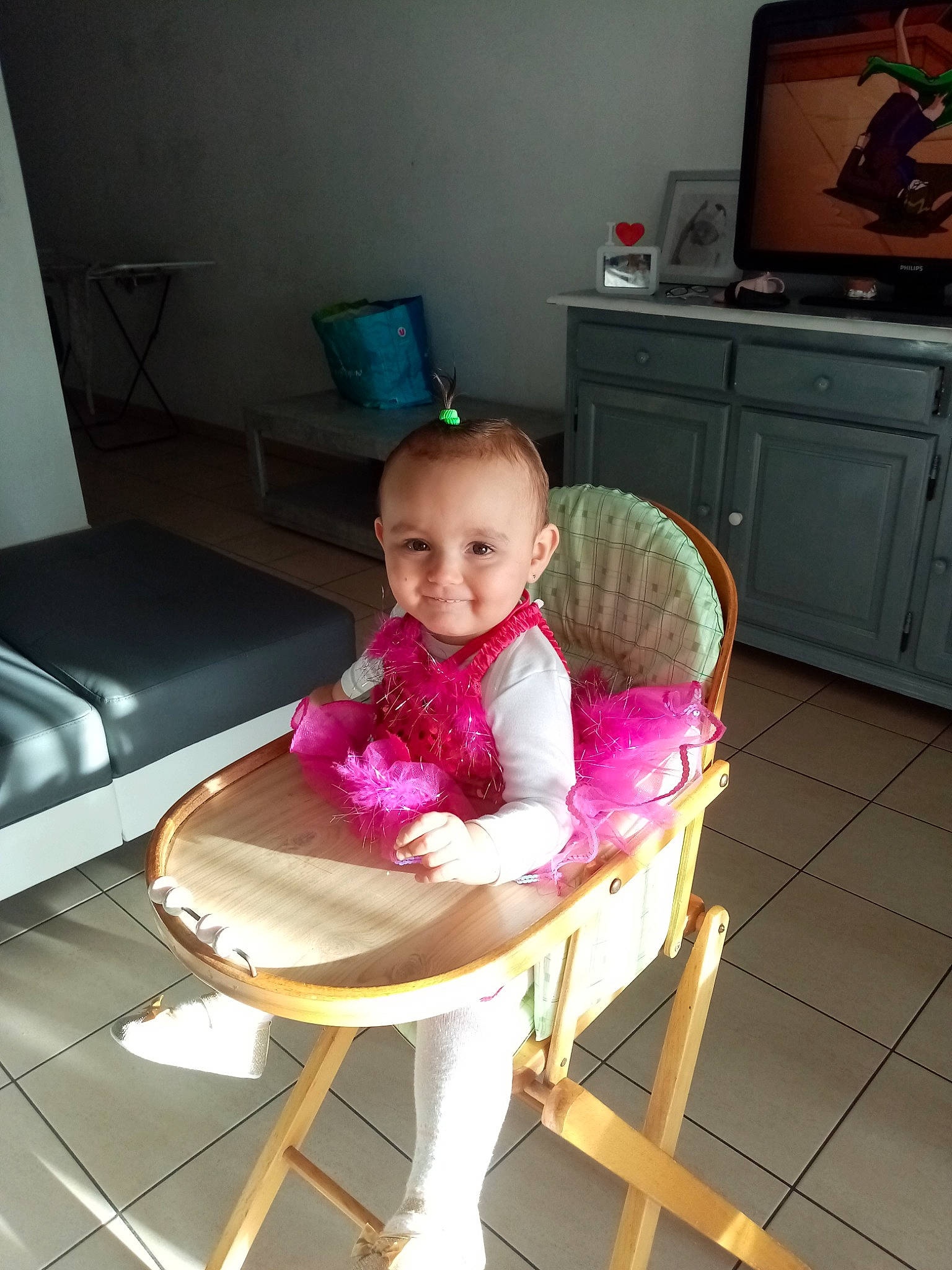 Loana participe au concours pour gagner de l'argent avec cette photo : baby, chair, child, electronic_device, furniture, joy, person, product, sitting, toddler