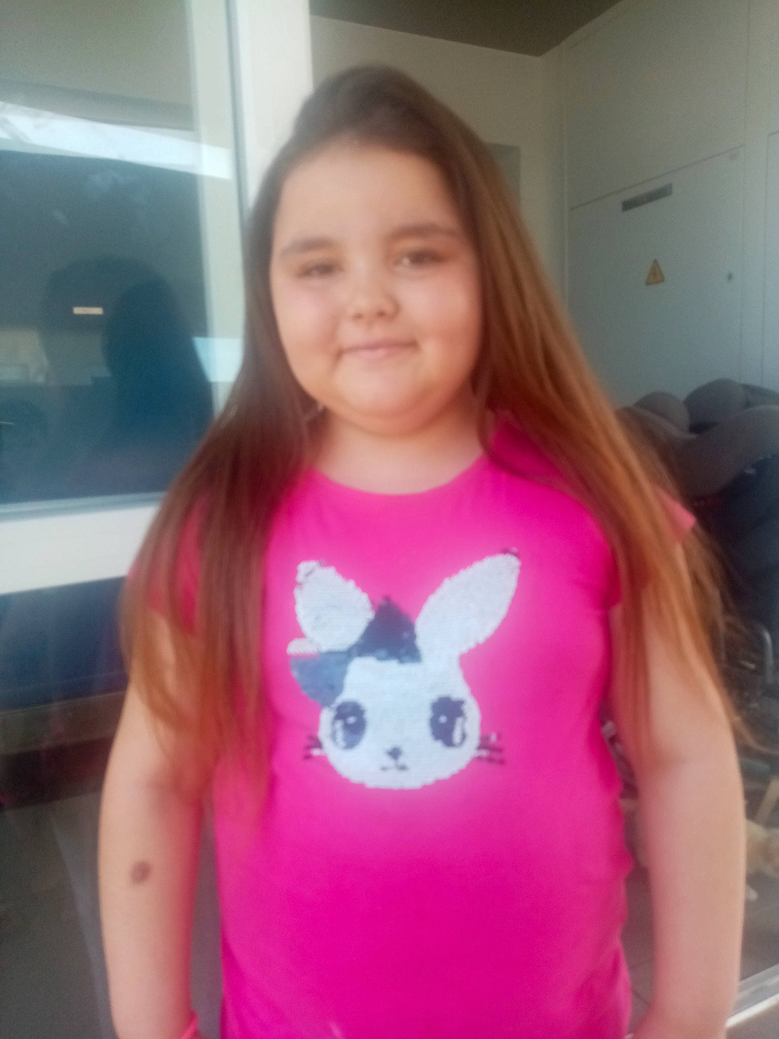 Shayana a rejoint le concours — aidez-le/la à gagner de superbes lots ! baby_toddler_clothing, cheek, child, eyelash, facial_expression, fun, happy, joy, magenta, neck, pattern, person, pink, shoulder, skin, sleeve, smile, t_shirt, thumb, toddler