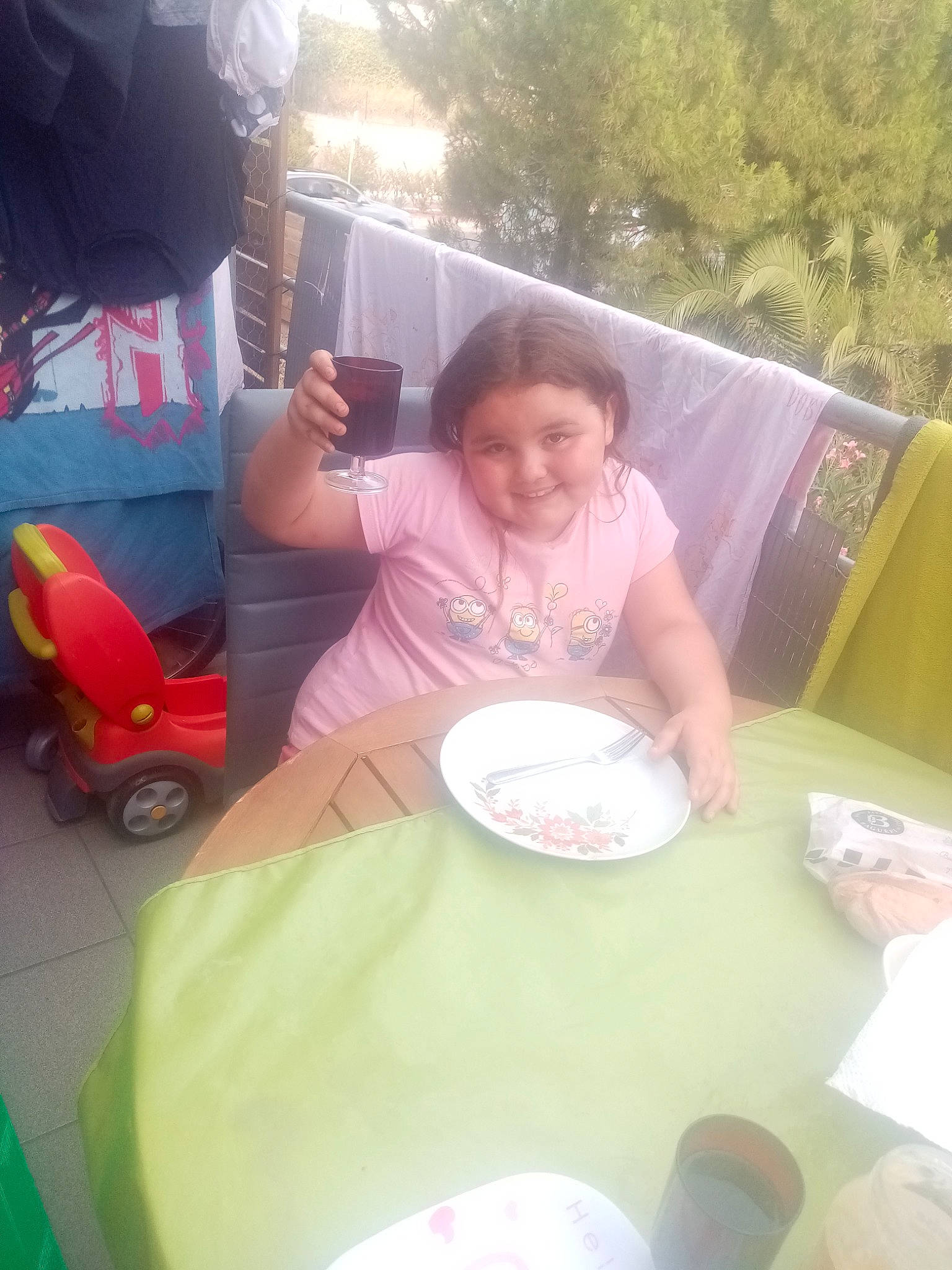 Shayana participe au concours pour gagner de l'argent avec cette photo : chair, child, dishware, event, food, fun, grass, happy, joy, leisure, person, pink, plate, recreation, sharing, sitting, smile, table, tableware, toddler