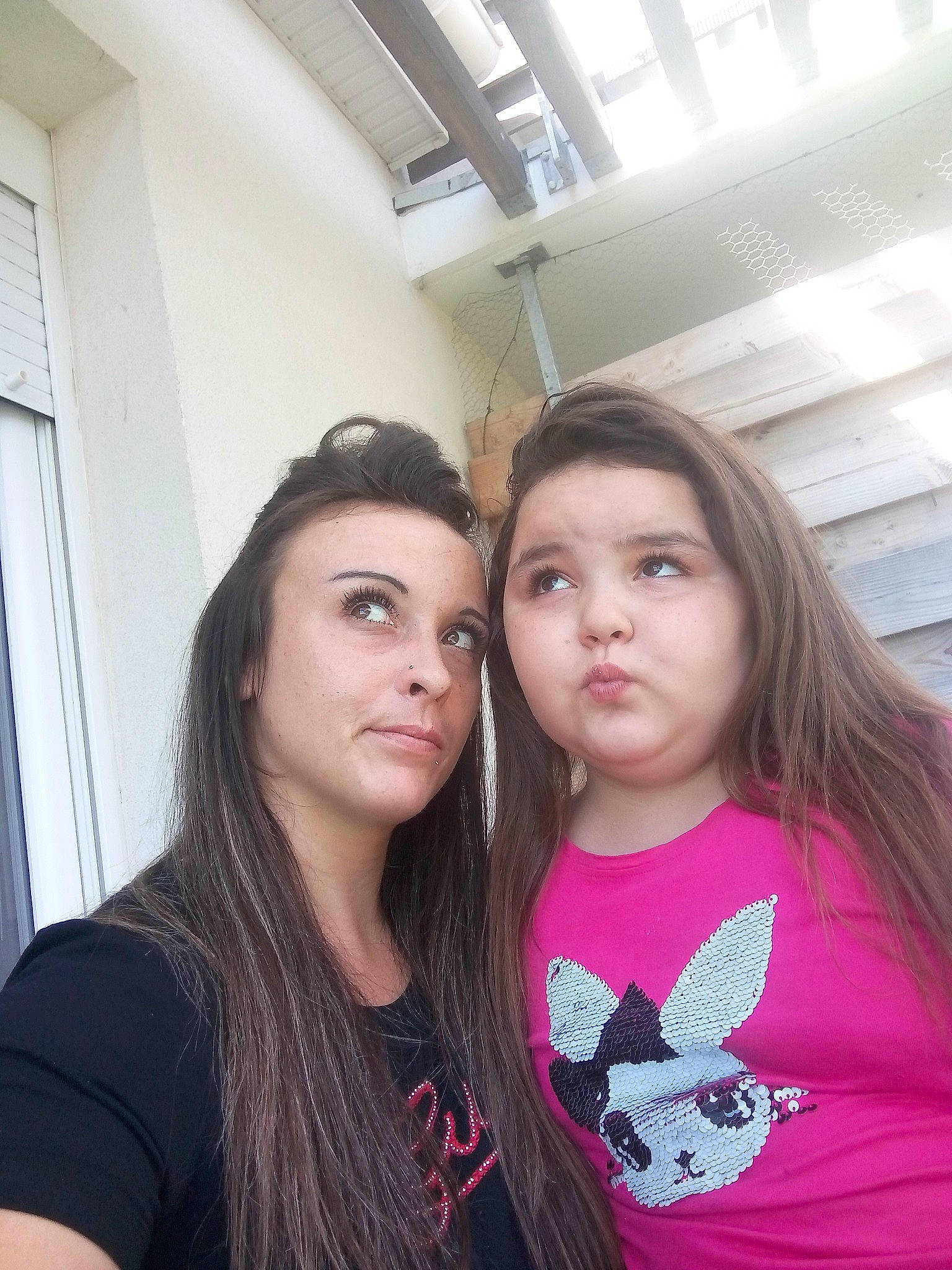 Shayana a rejoint le concours — aidez-le/la à gagner de superbes lots ! black_hair, chin, cool, eyebrow, eyelash, friendship, fun, hair, happy, iris, lip, mammal, mouth, outerwear, person, shoulder, skin, sleeve, social_group, t_shirt