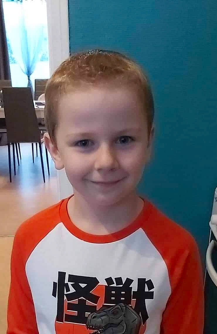 Maxence participe au concours pour gagner de l'argent avec cette photo : chair, cheek, chest, child, chin, electric_blue, eye, eyelash, forehead, fun, happy, iris, joint, joy, nose, person, skin, sleeve, smile, sportswear