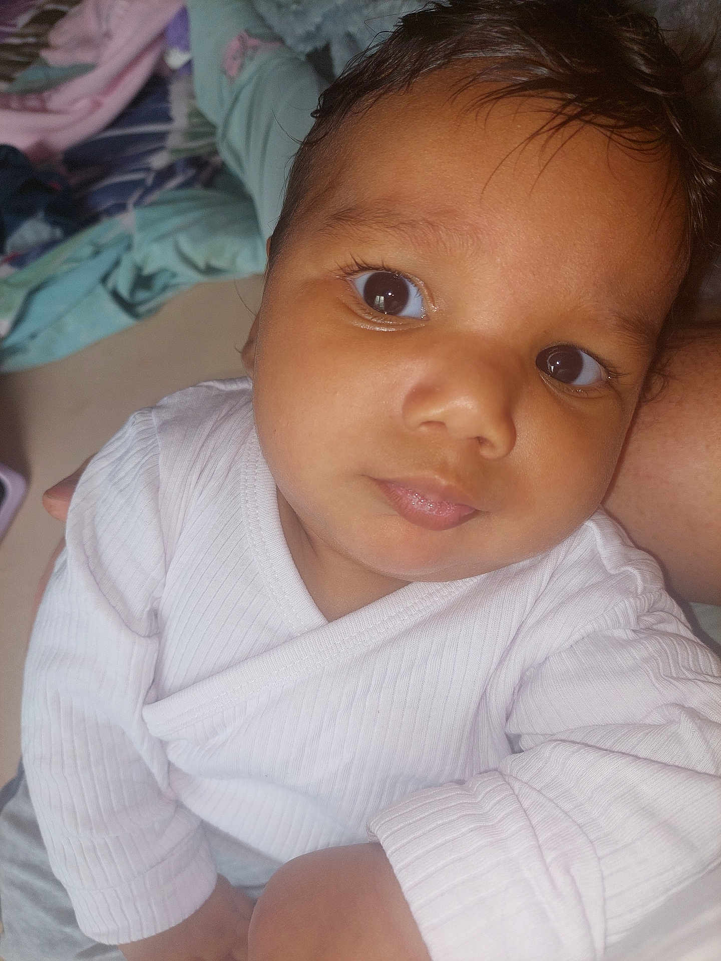 Jean-Brahim a rejoint le concours — aidez-le/la à gagner de superbes lots ! baby, child, face, eyes, white_clothing, curly_hair, skin, portrait, closeup, infant, person, indoor, cute, expression, looking_away, soft_light, young_child, human, head, sleeve